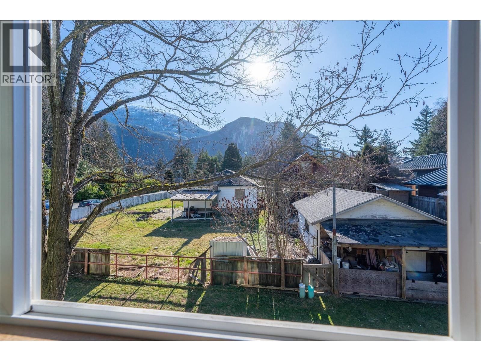 1045 NORTHRIDGE DRIVE, Squamish