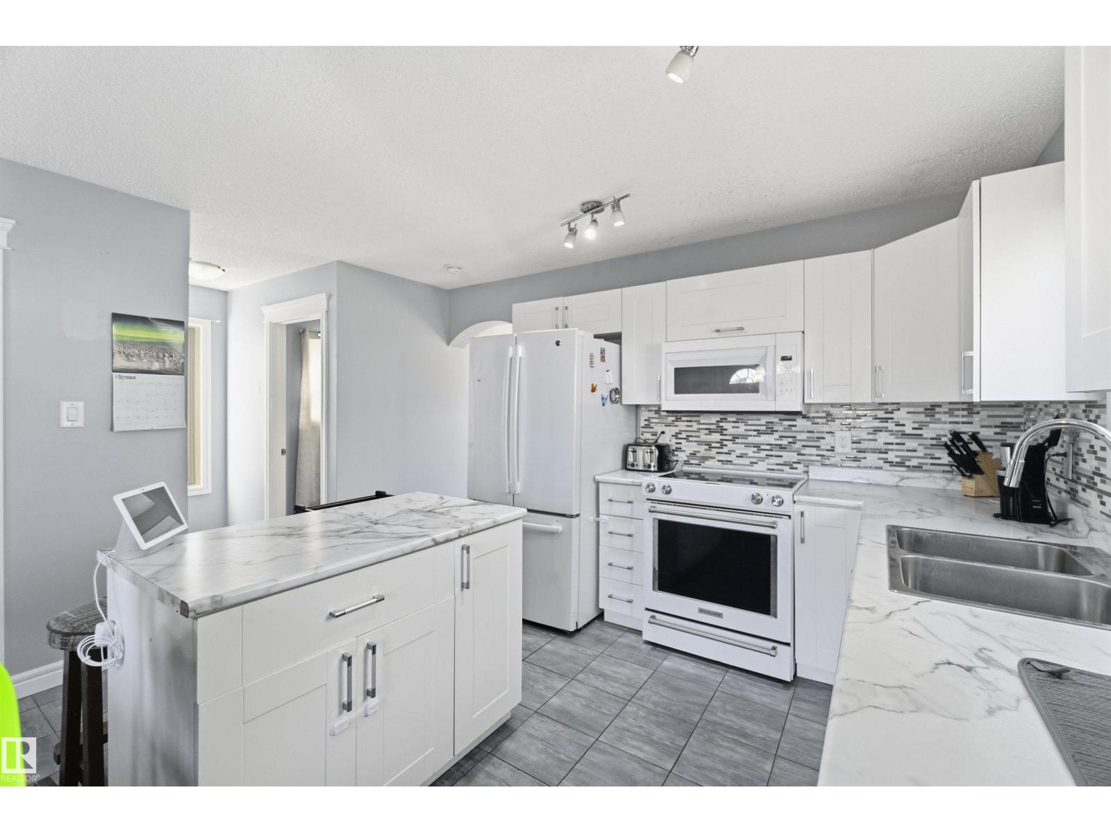 3908 161 AV NW NW - Photo 4 of 21, Edmonton, Alberta