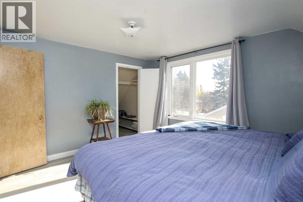 Single Family House for Sale in   Avenue Mountview Red Deer 