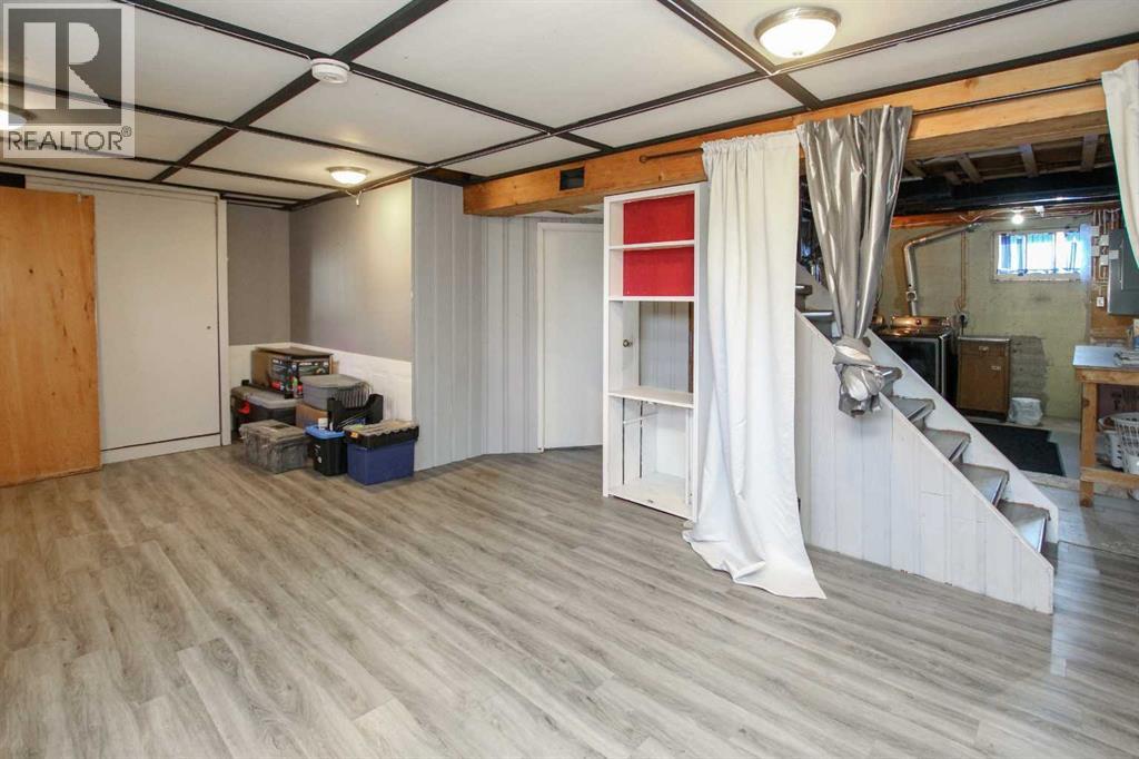 Single Family House for Sale in   Avenue Mountview Red Deer 