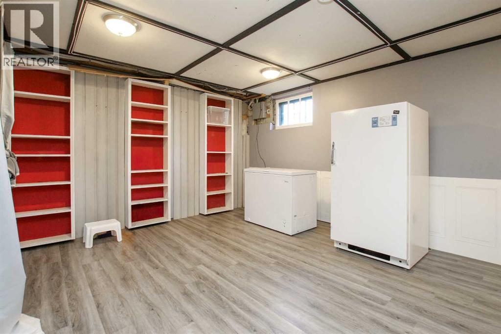 Single Family House for Sale in   Avenue Mountview Red Deer 