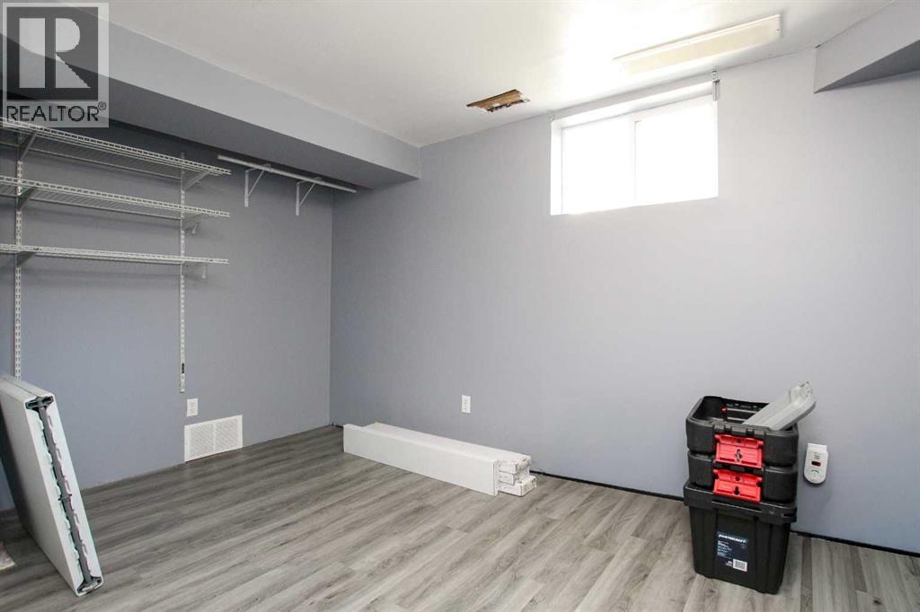 Single Family House for Sale in   Avenue Mountview Red Deer 