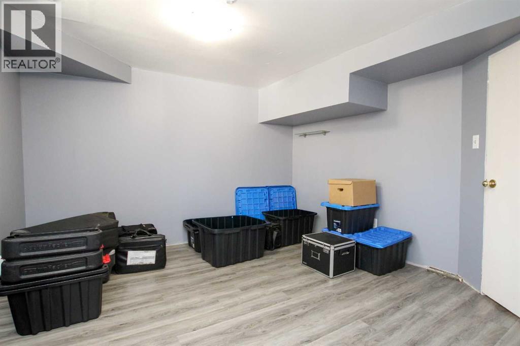 Single Family House for Sale in   Avenue Mountview Red Deer 