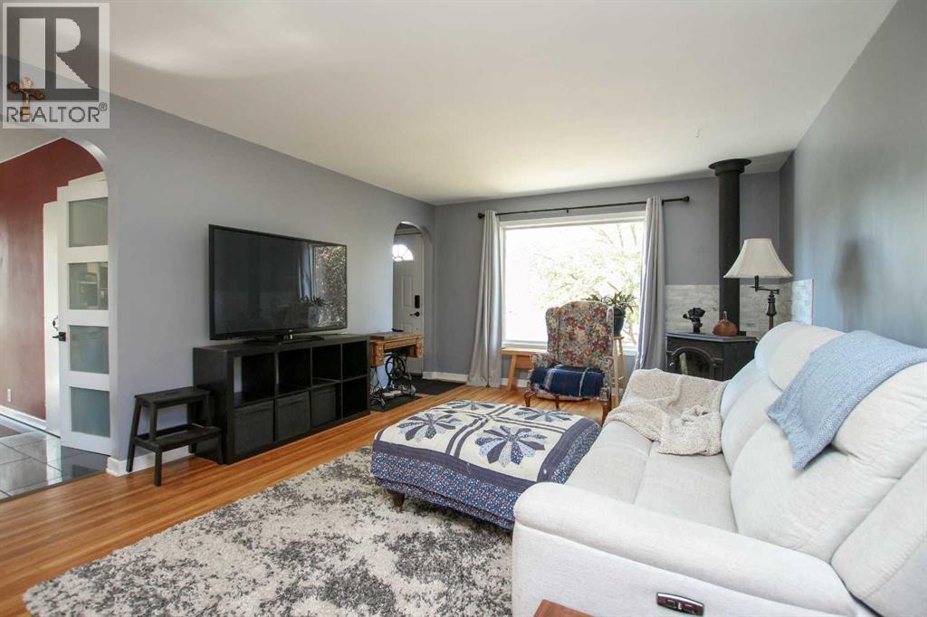 Single Family House for Sale in   Avenue Mountview Red Deer 