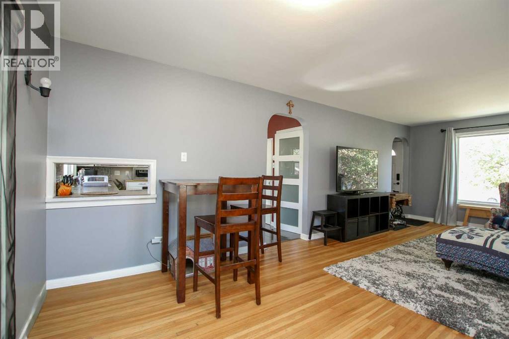 Single Family House for Sale in   Avenue Mountview Red Deer 