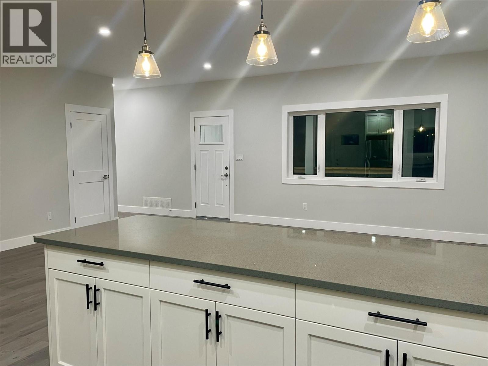 160 3rd Avenue, Christina Lake