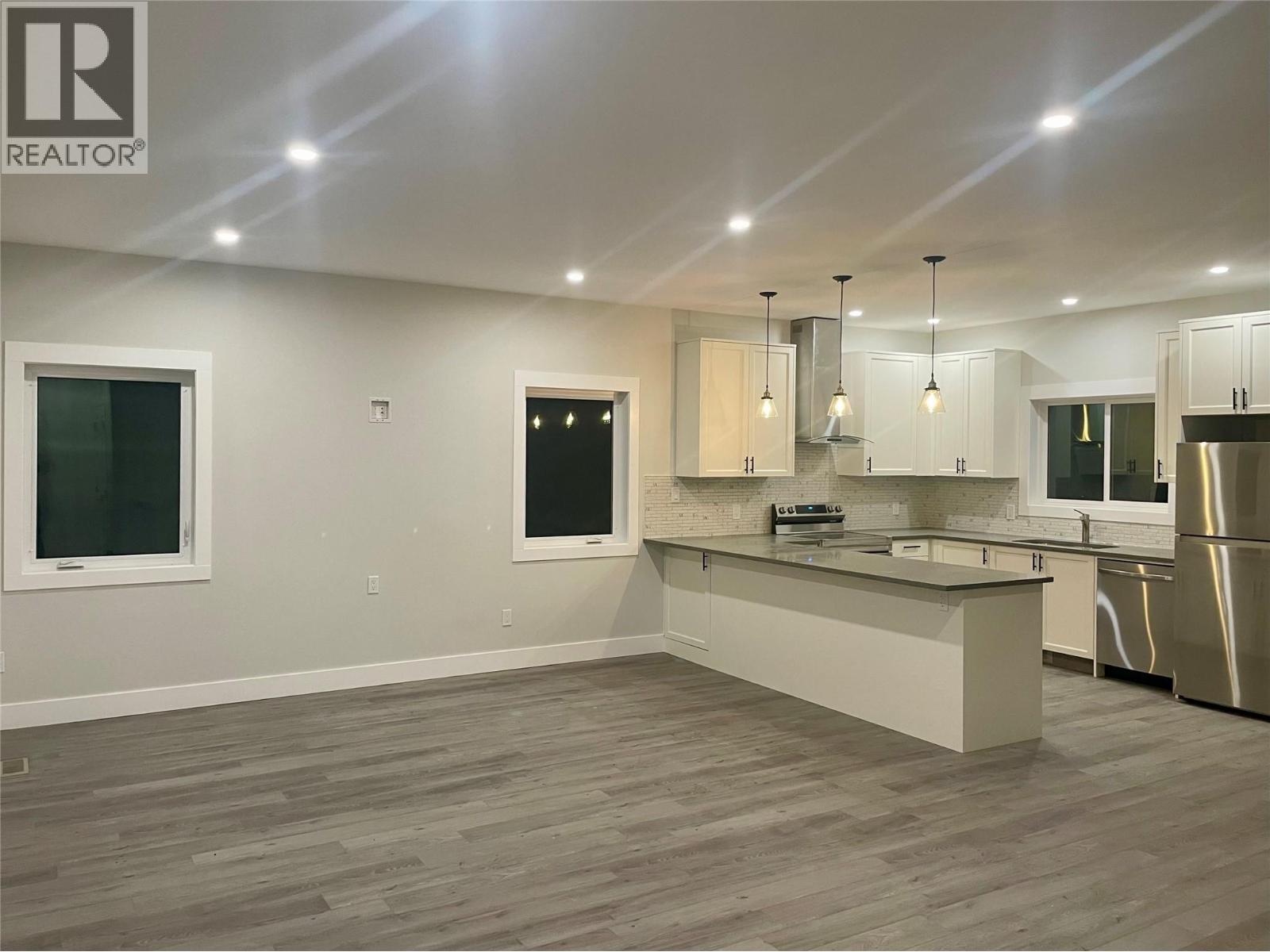 160 3rd Avenue, Christina Lake