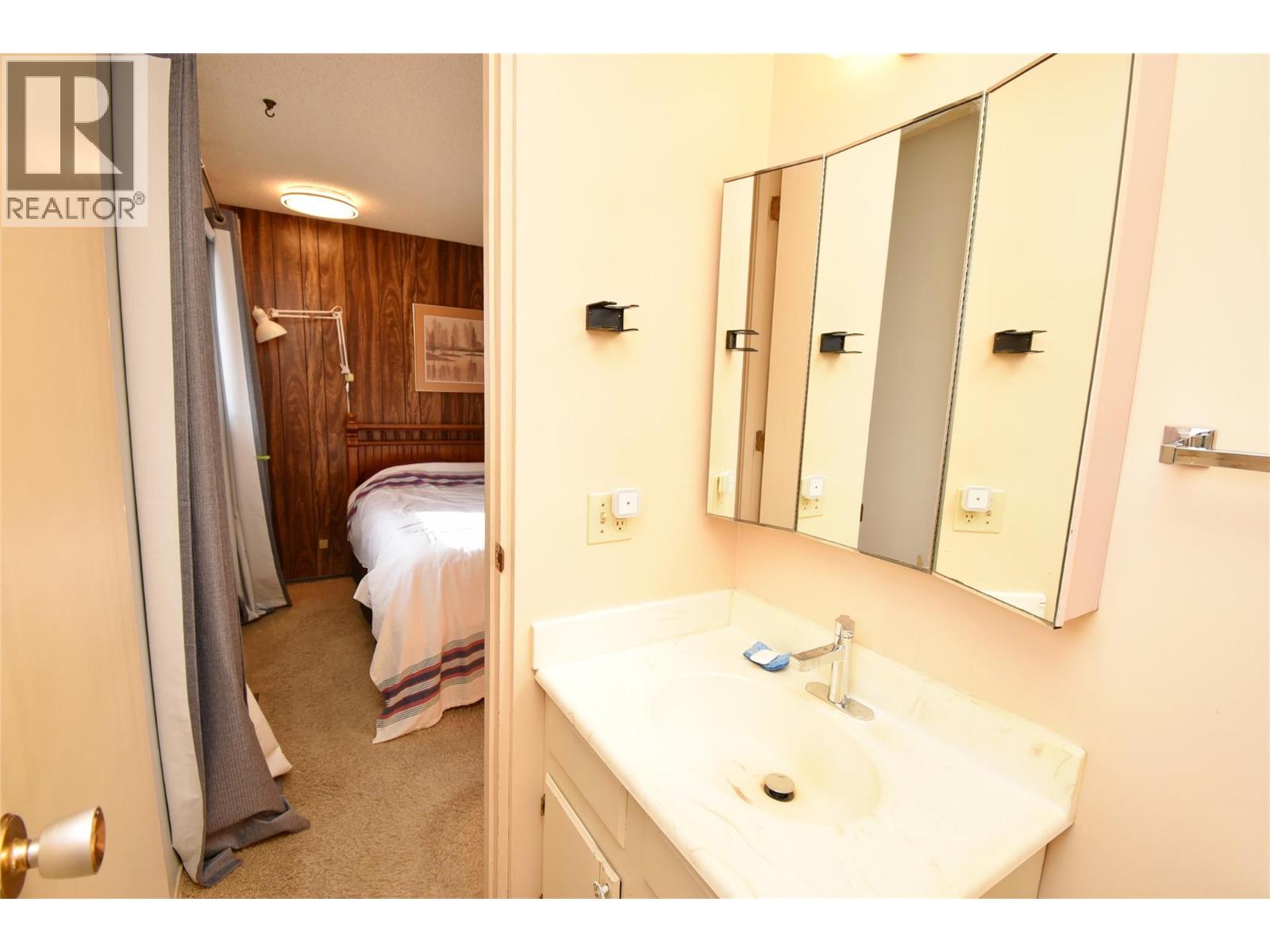  2004 20 Avenue, Vernon