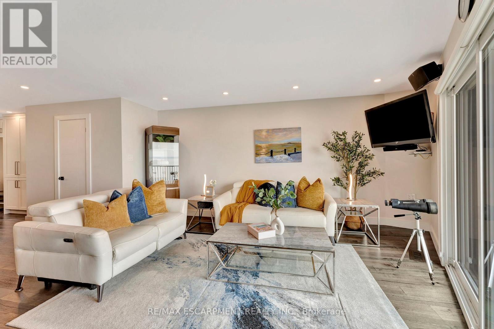 #3 2136 OLD LAKESHORE ROAD - 14