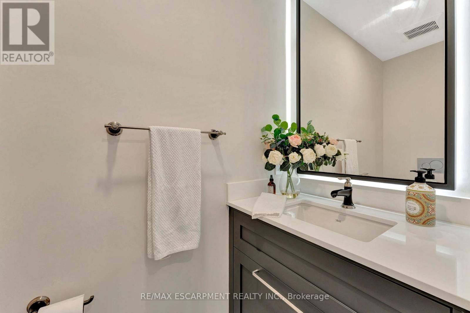 #3 2136 OLD LAKESHORE ROAD - 19