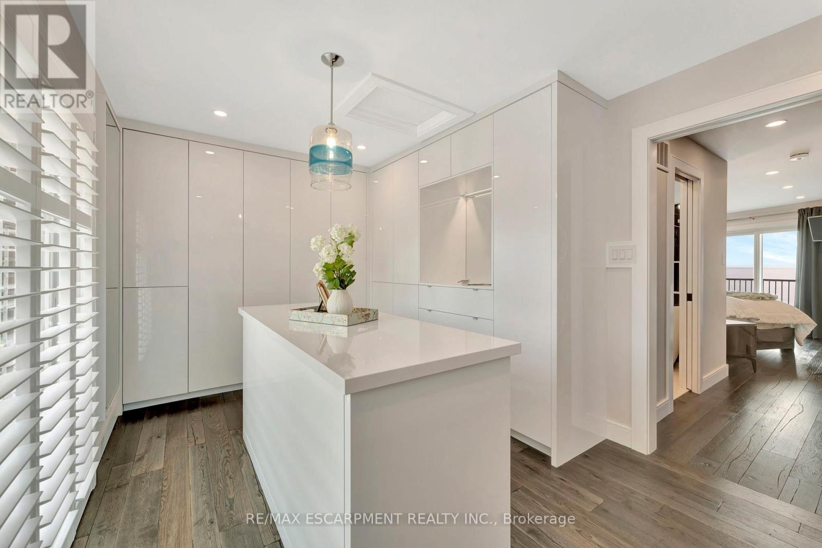 #3 2136 OLD LAKESHORE ROAD - 20