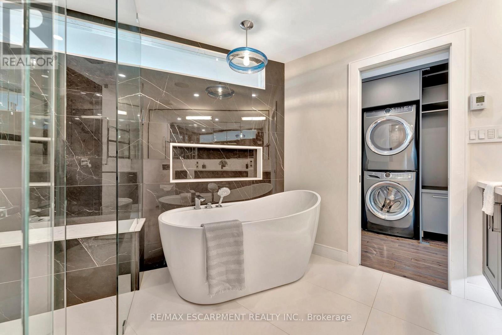 #3 2136 OLD LAKESHORE ROAD - 24