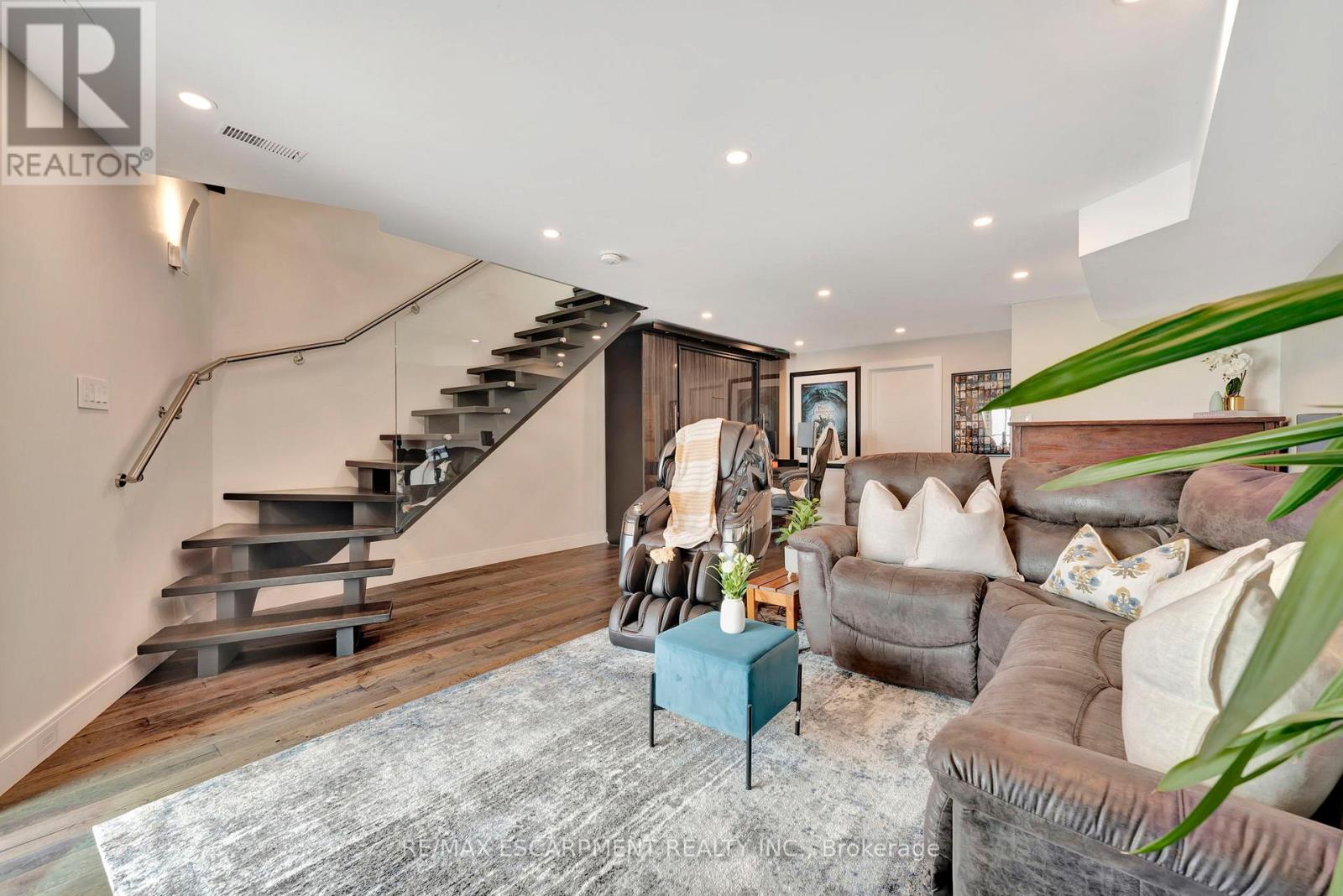 #3 2136 OLD LAKESHORE ROAD - 30