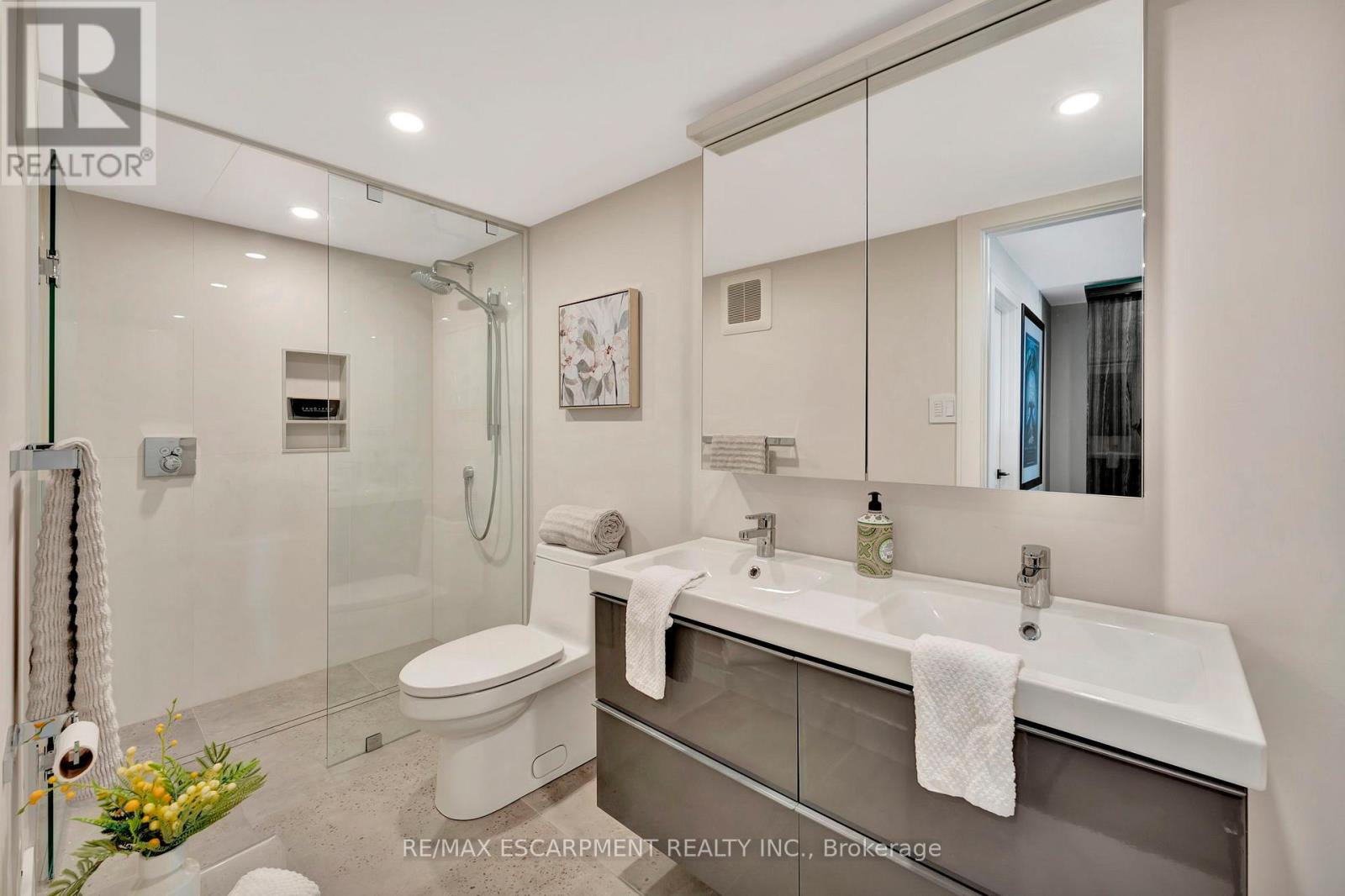 #3 2136 OLD LAKESHORE ROAD - 33
