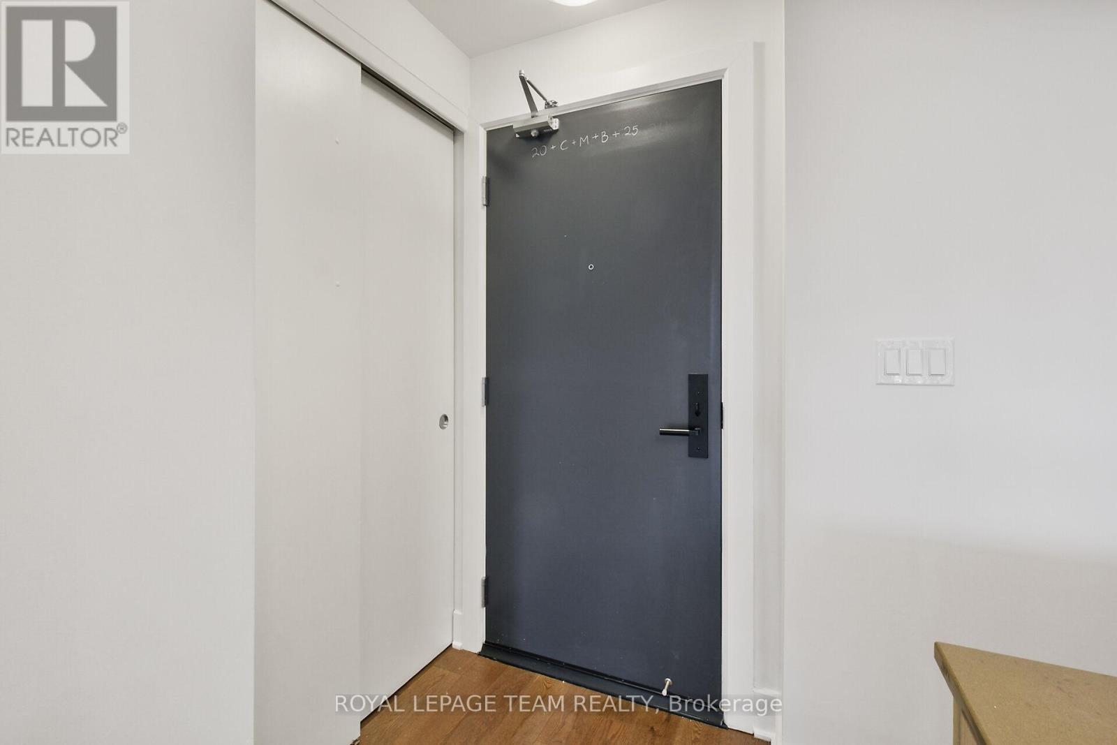 Welcome to this move-in ready condo!