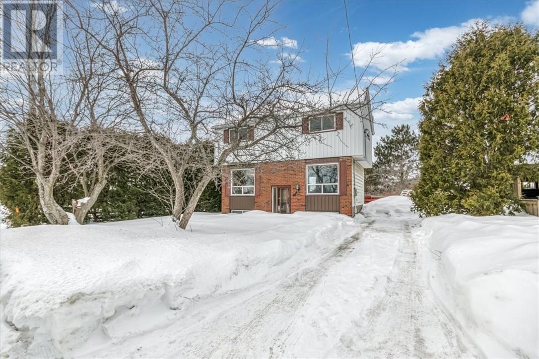 8 Maplewood Crescent - Photo 3 of 41, Garson, Ontario