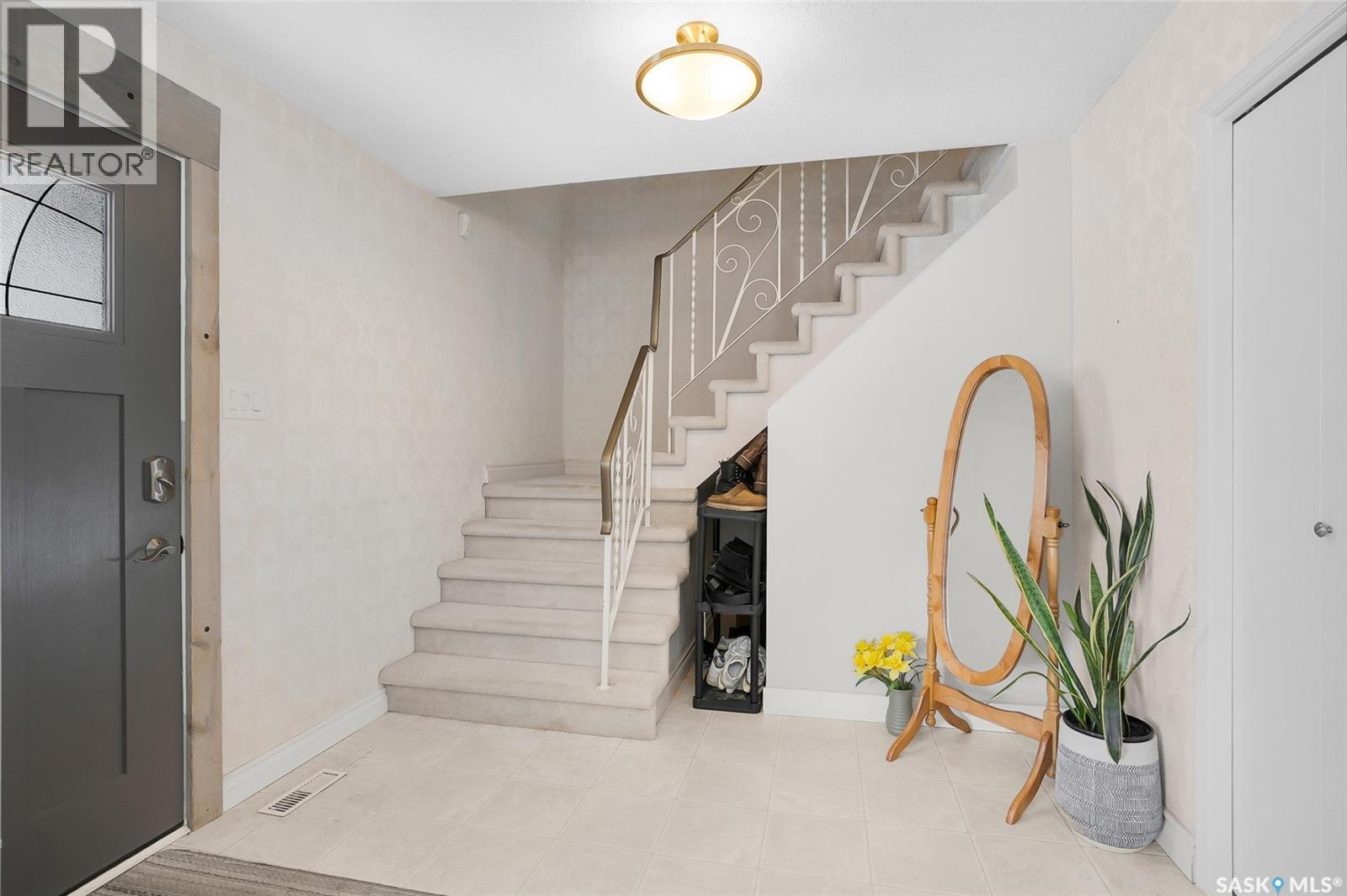 742 Trent CRESCENT - Photo 3 of 48, Saskatoon, Saskatchewan