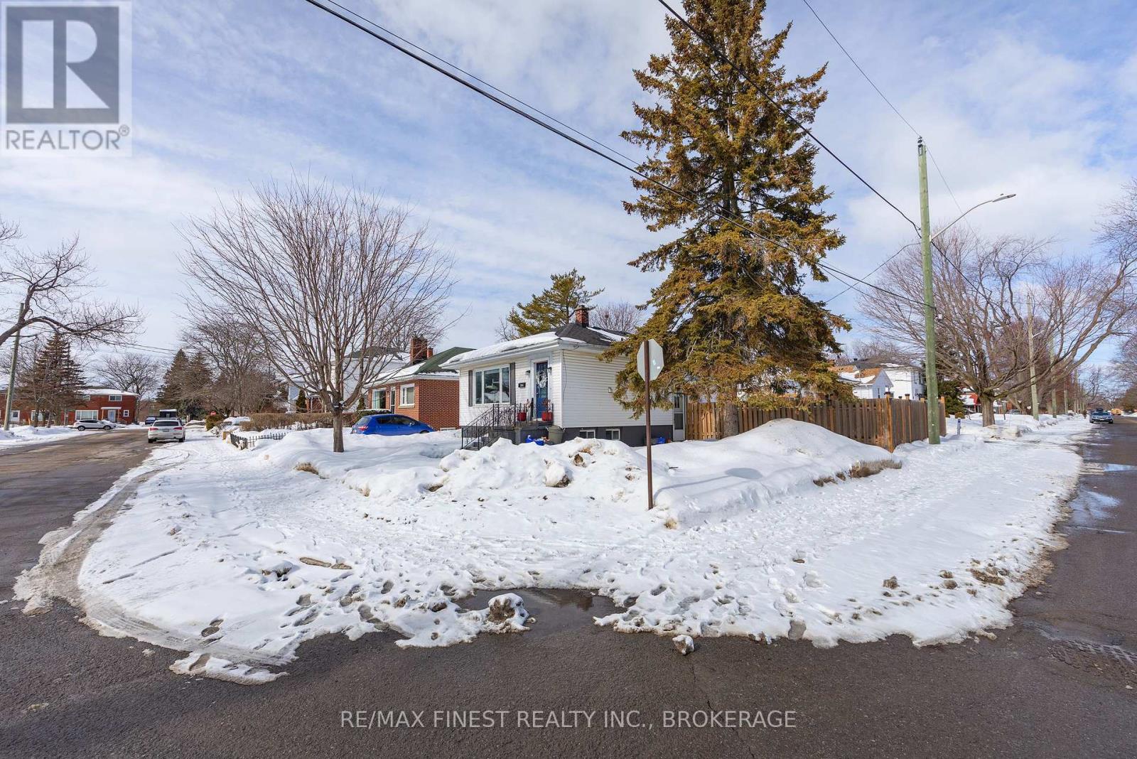 155 CARRUTHERS AVENUE - Photo 4 of 50, Kingston (Central City East), Ontario