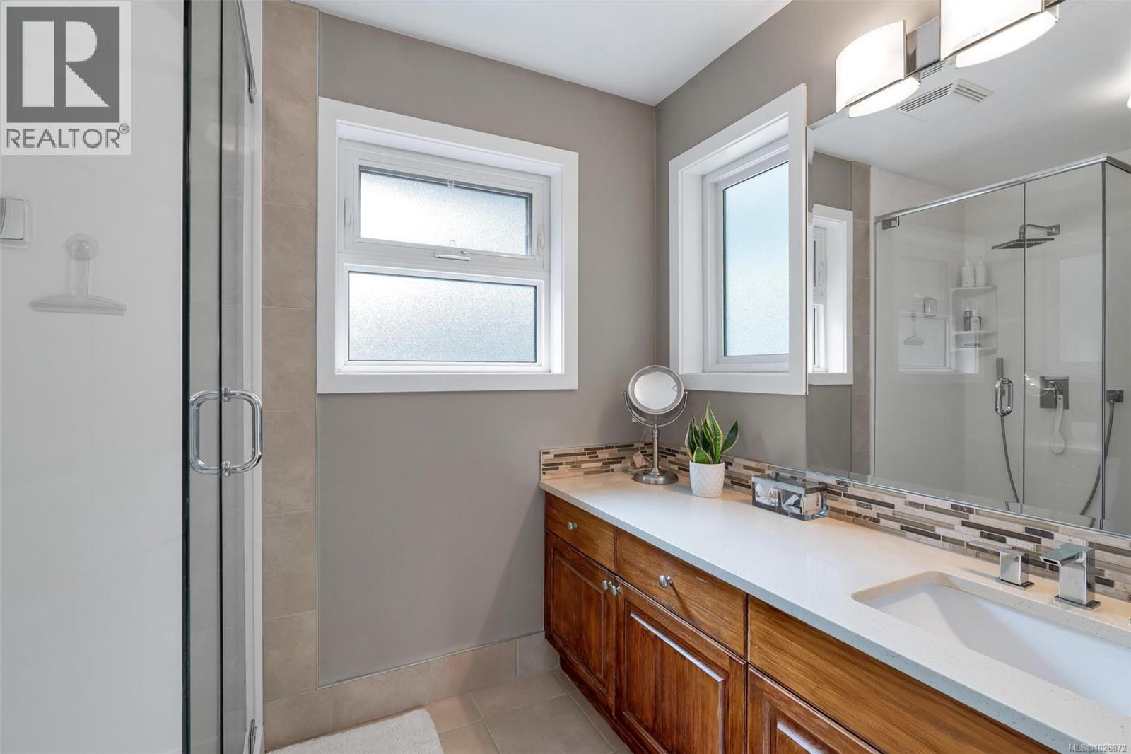 8830 Langara Pl, North Saanich