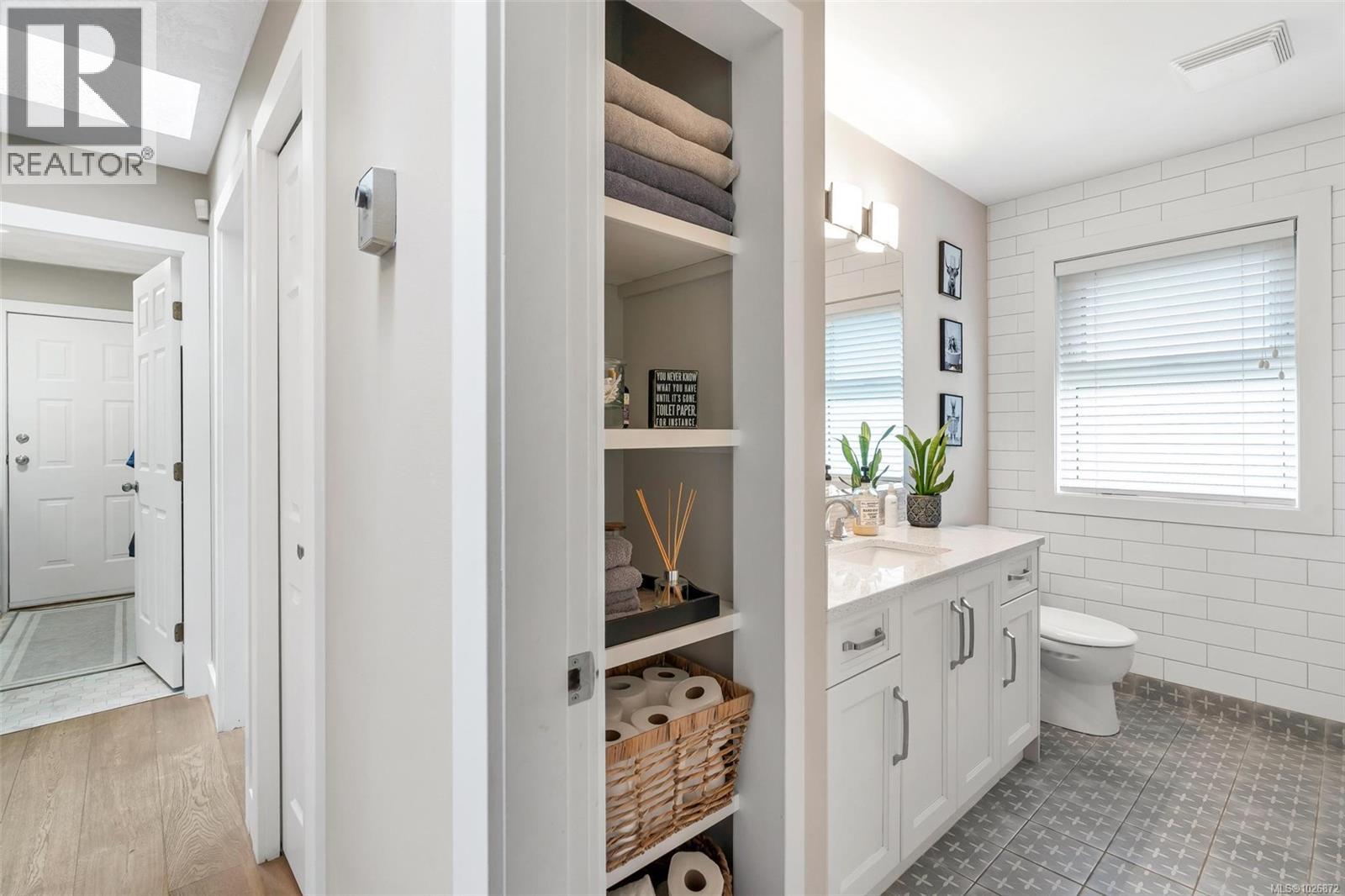 8830 Langara Pl, North Saanich