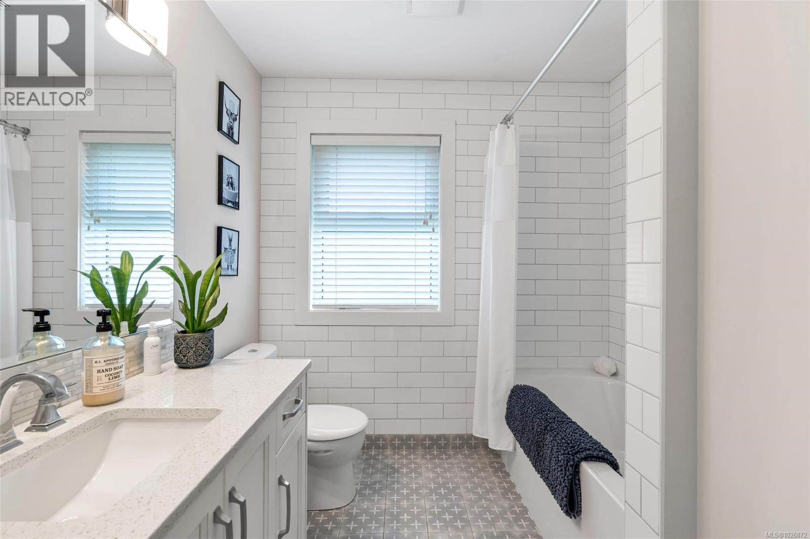 8830 Langara Pl, North Saanich