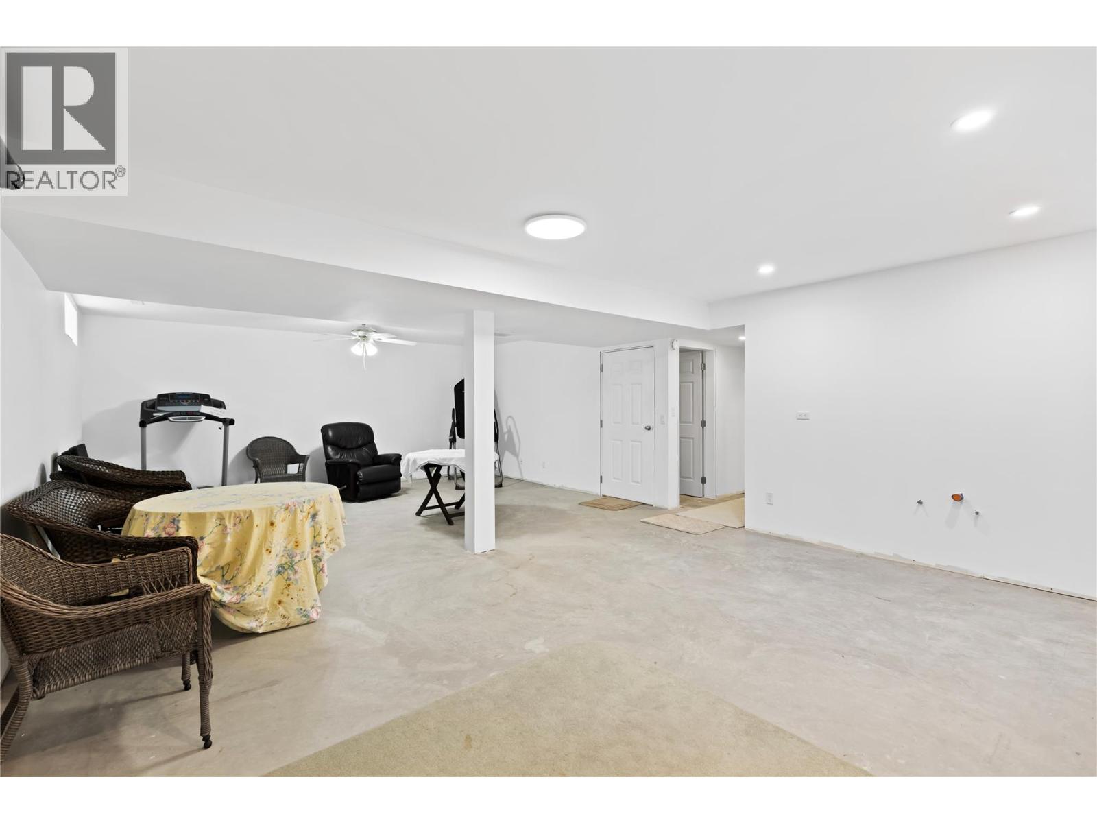 381 Robin Drive, Barriere