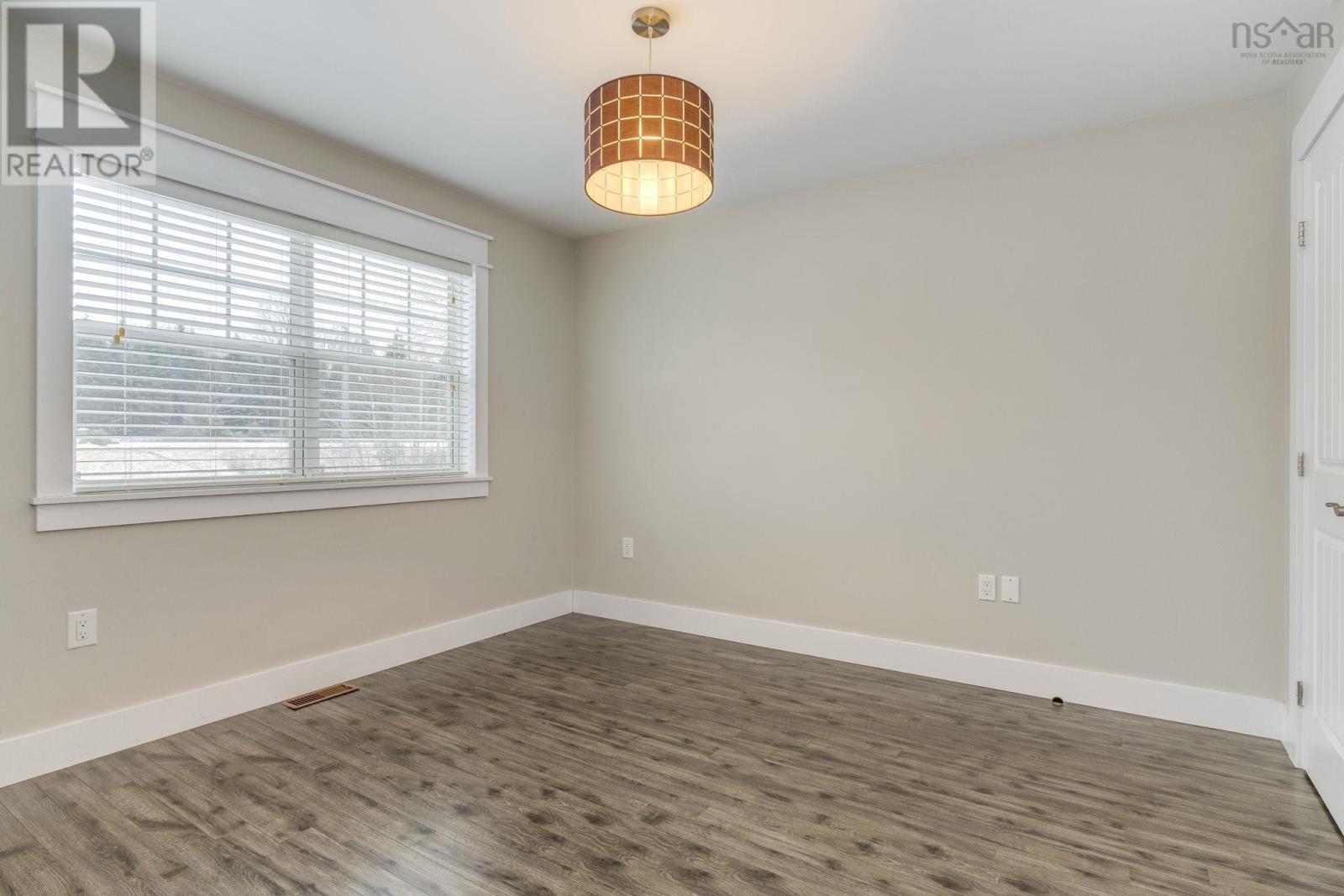 Property 28 of 44 of 214 Voyageur Way