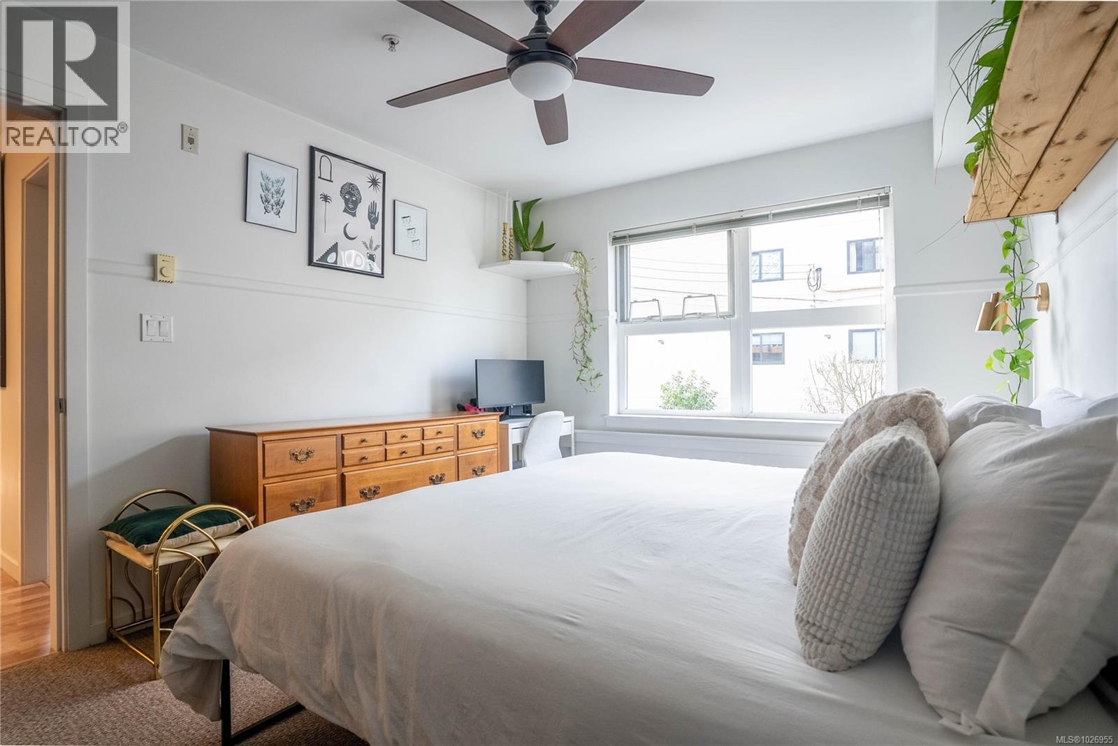 202 2940 Harriet Road, Saanich