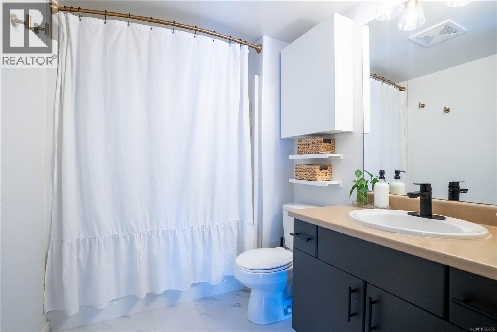 202 2940 Harriet Road, Saanich