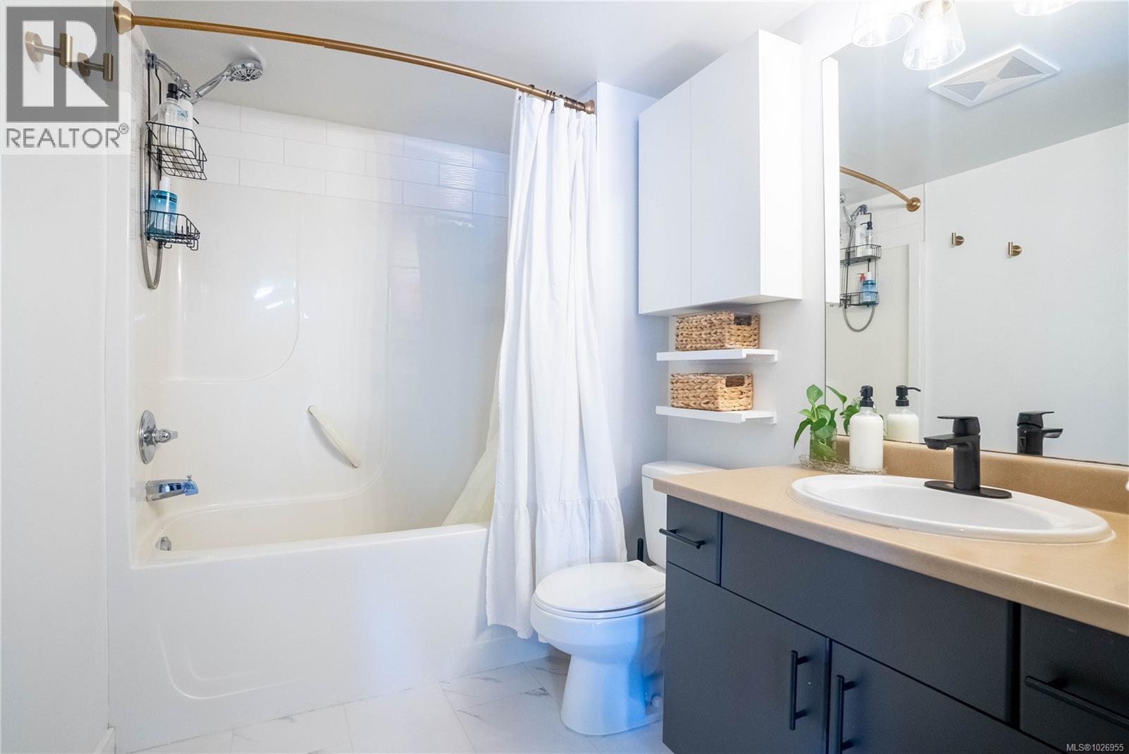 202 2940 Harriet Road, Saanich