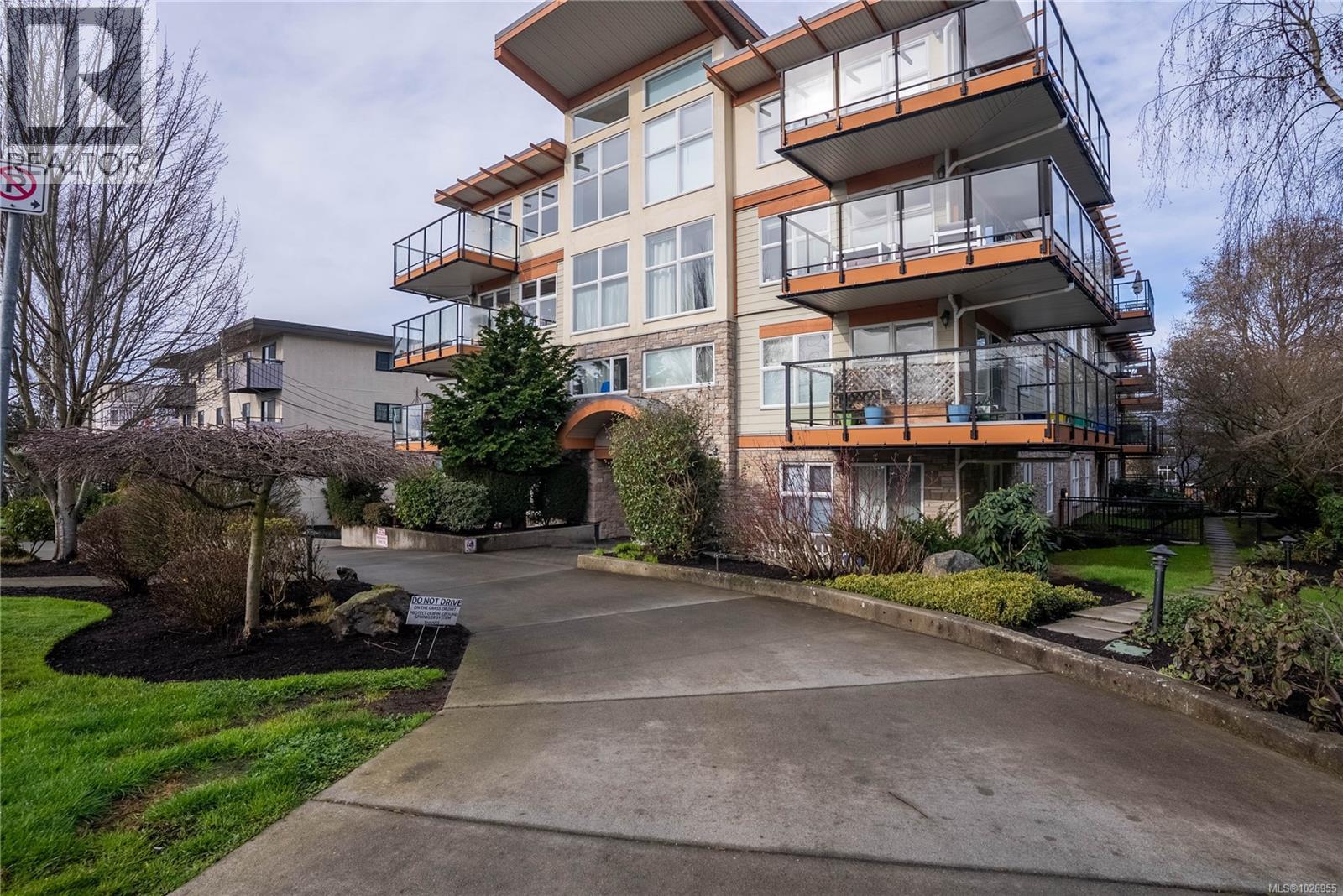 202 2940 Harriet Road, Saanich