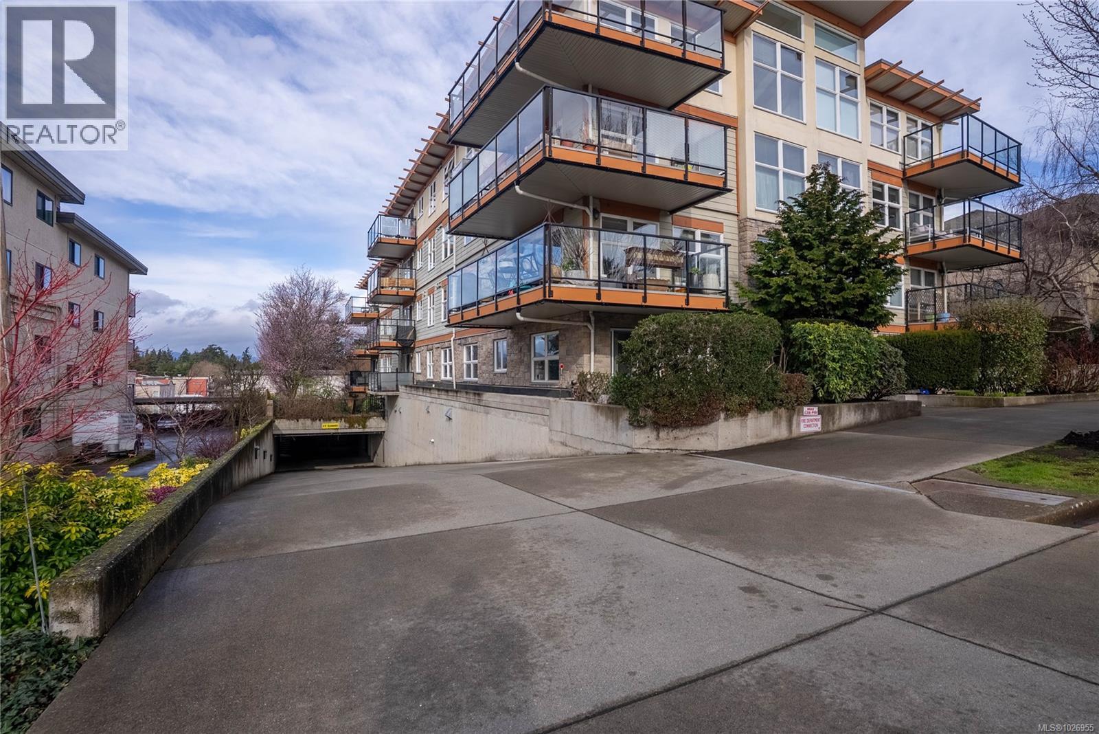 202 2940 Harriet Road, Saanich