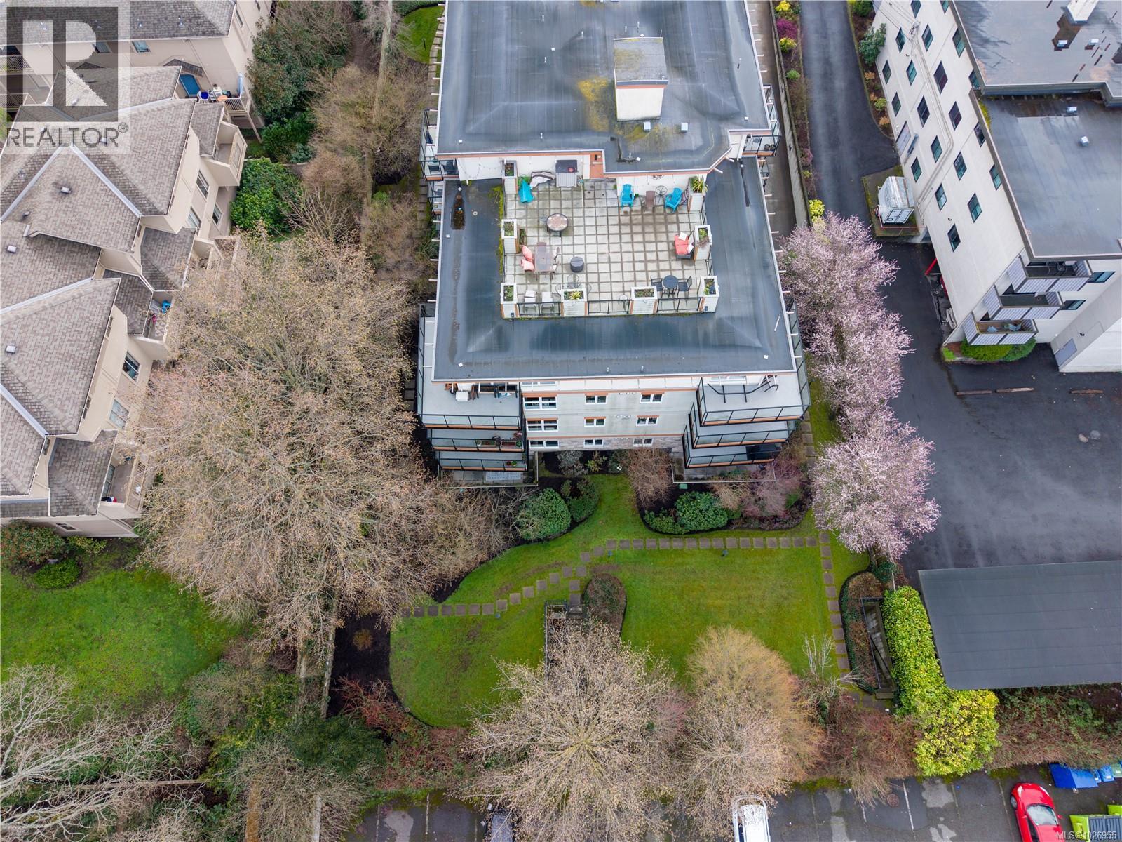 202 2940 Harriet Road, Saanich