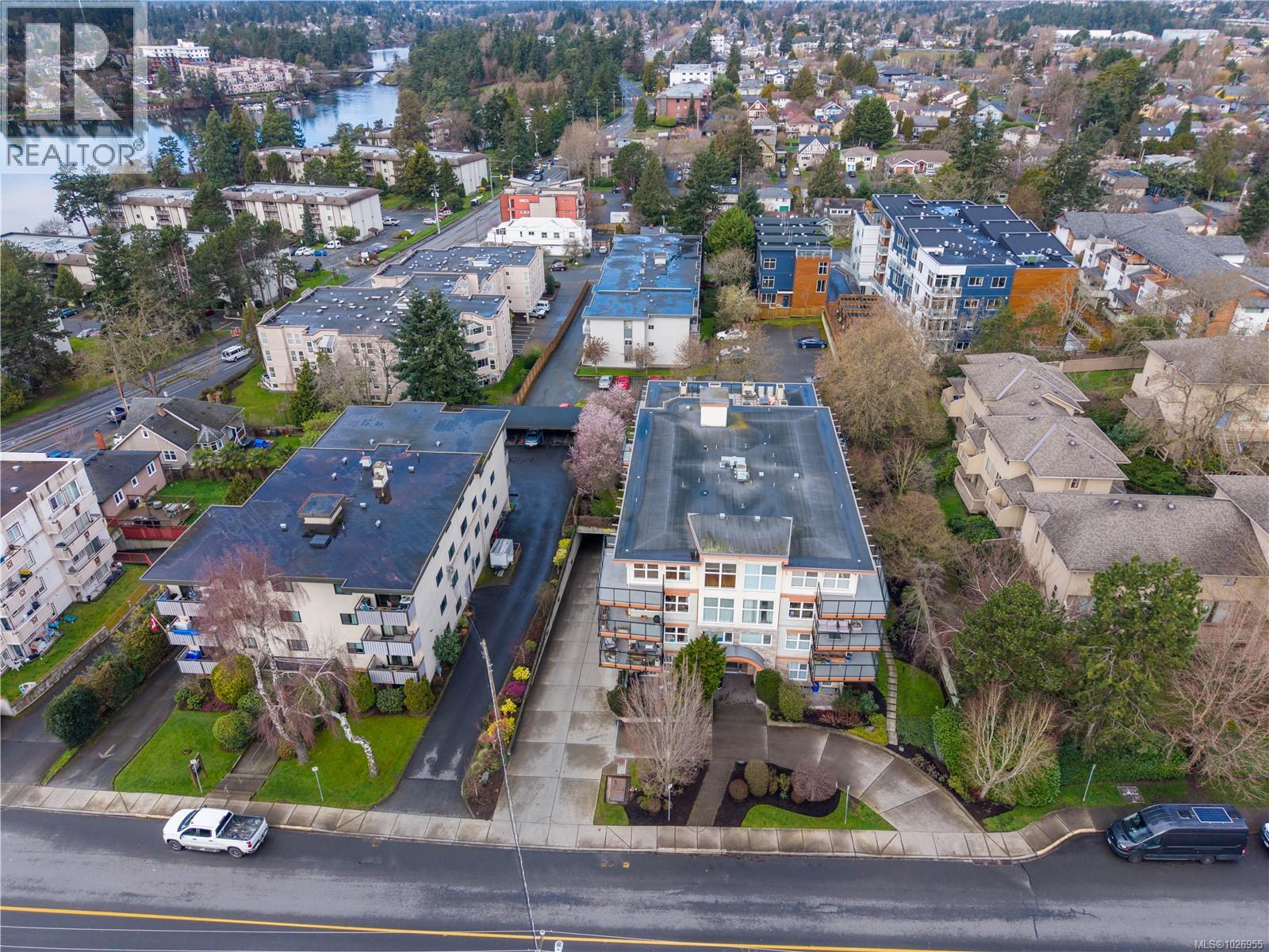 202 2940 Harriet Road, Saanich