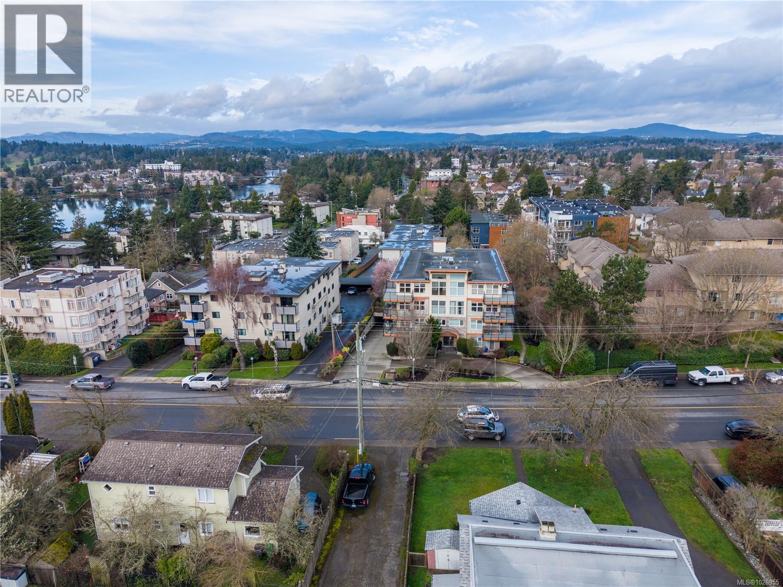 202 2940 Harriet Road, Saanich