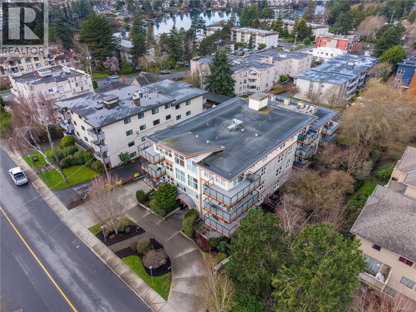 202 2940 Harriet Road, Saanich