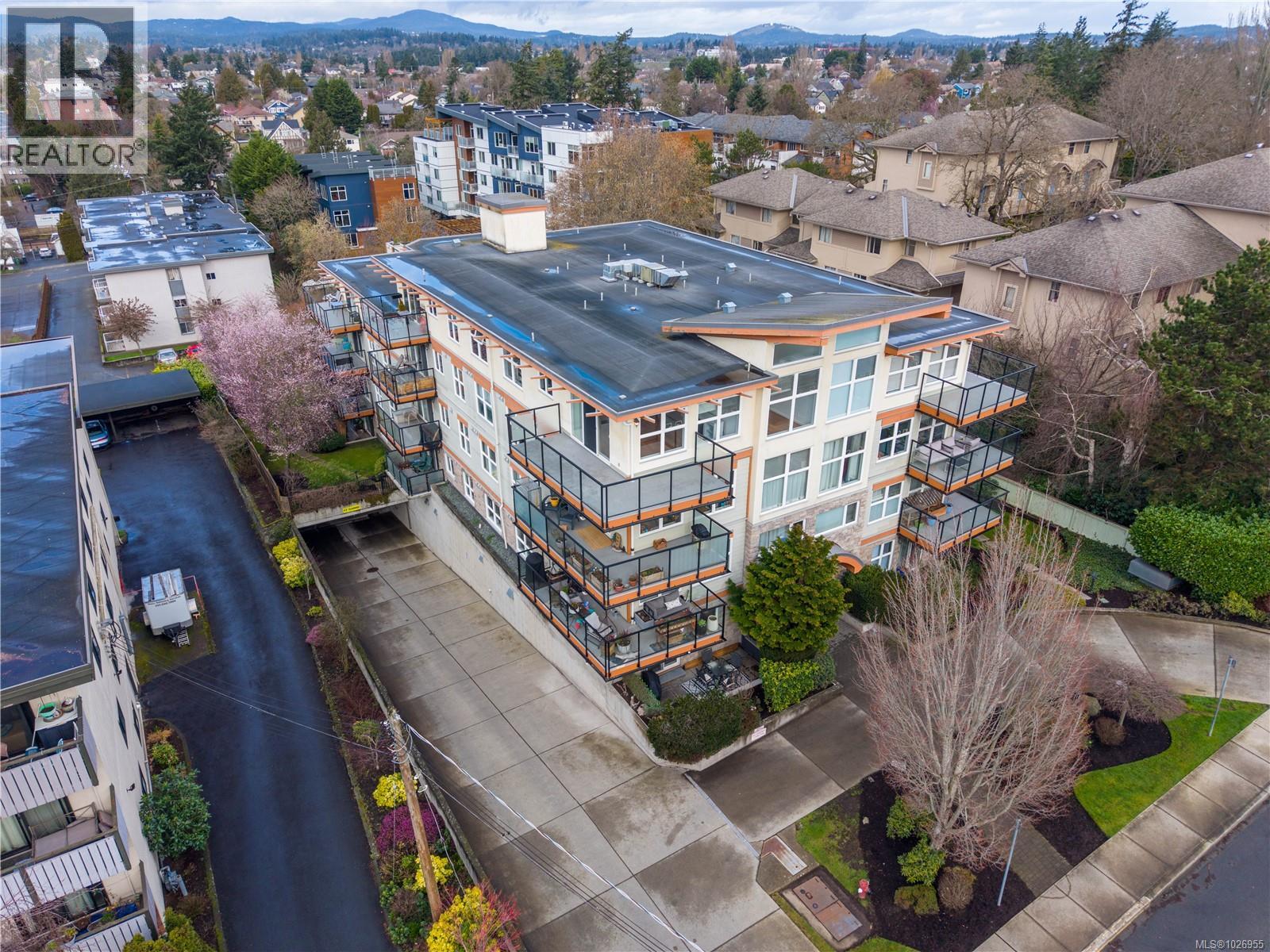 202 2940 Harriet Road, Saanich