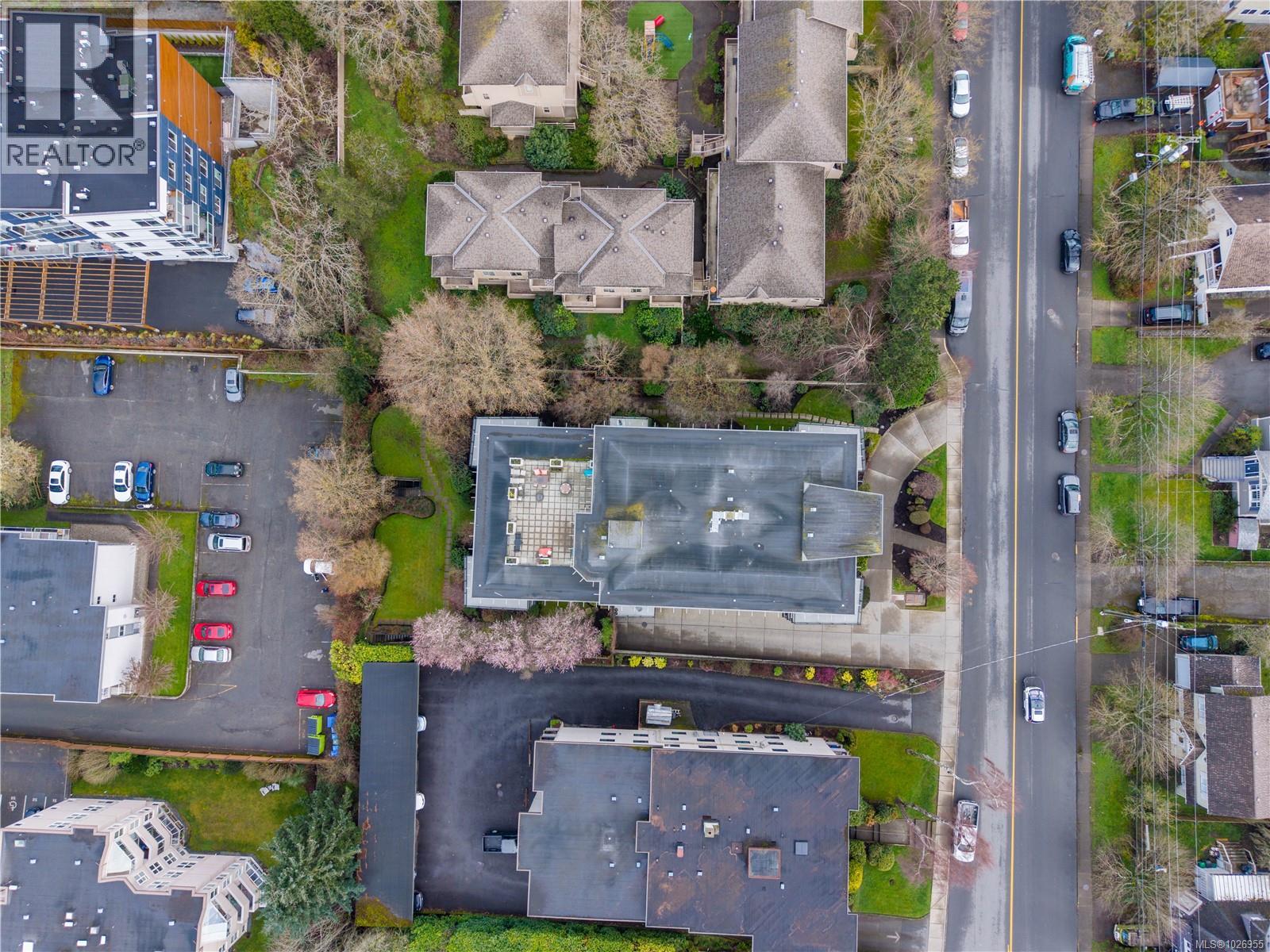 202 2940 Harriet Road, Saanich