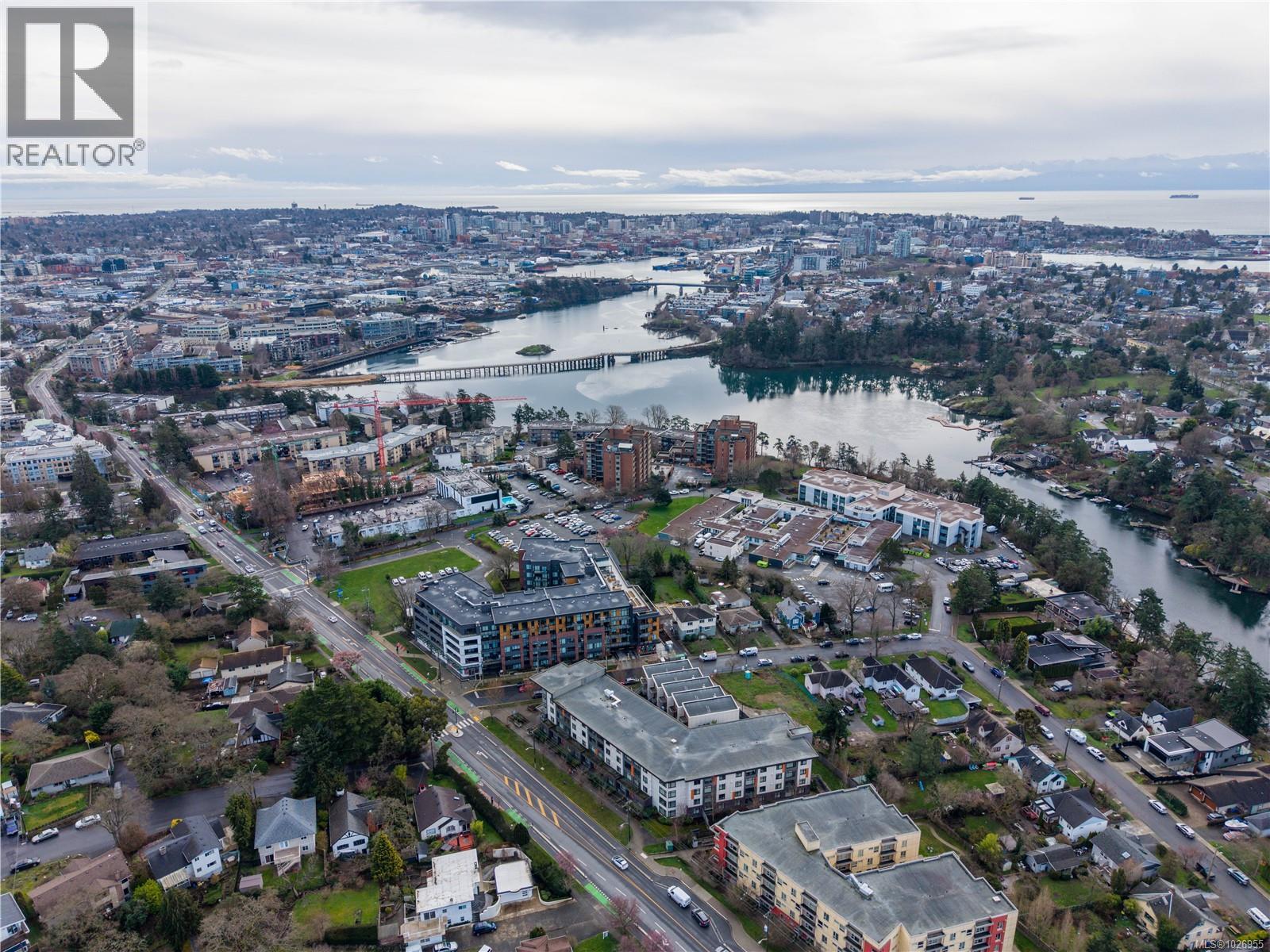 202 2940 Harriet Road, Saanich