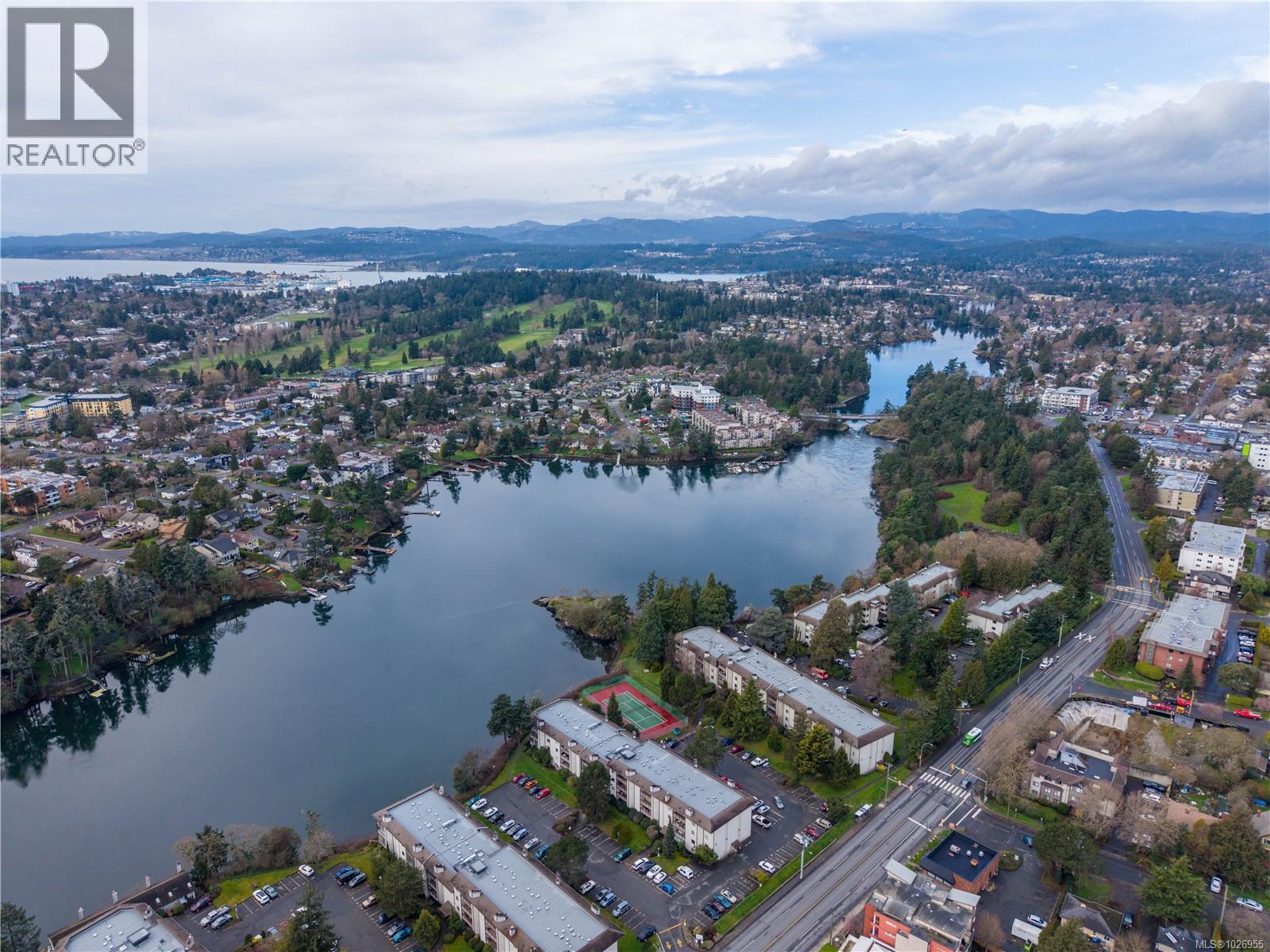 202 2940 Harriet Road, Saanich