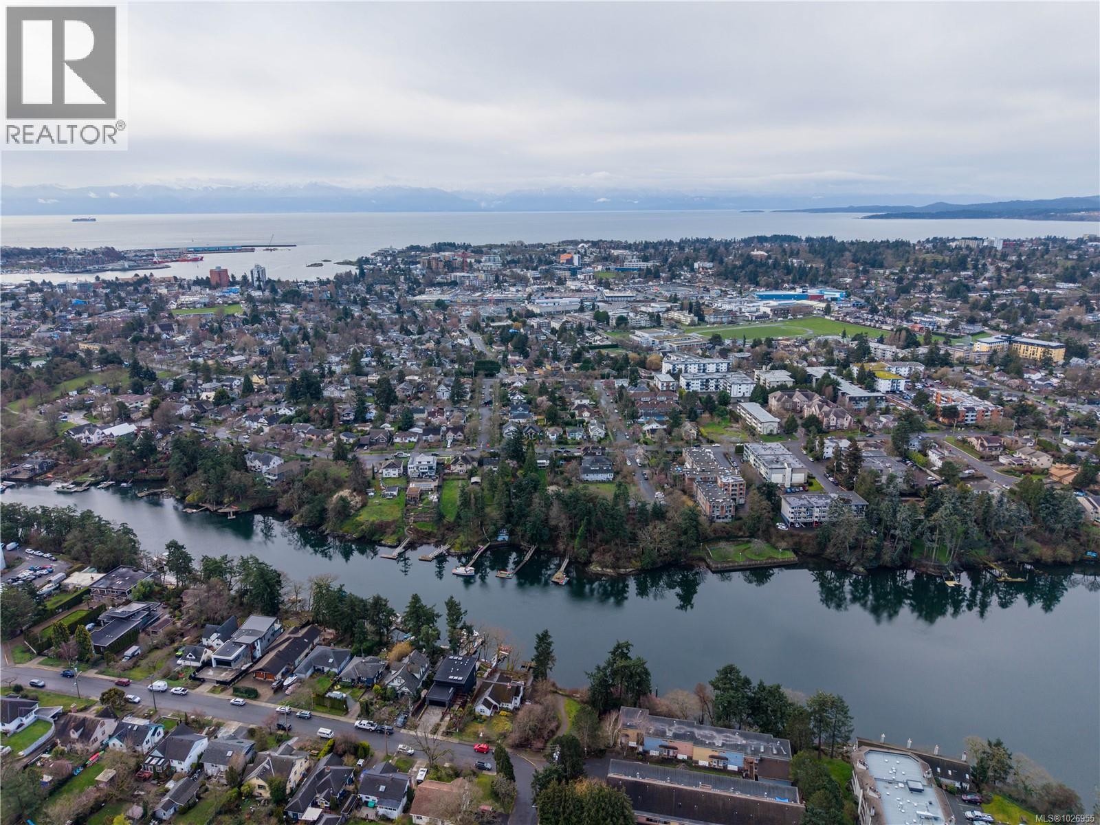 202 2940 Harriet Road, Saanich