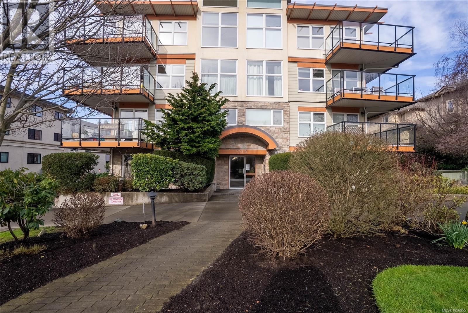 202 2940 Harriet Road, Saanich