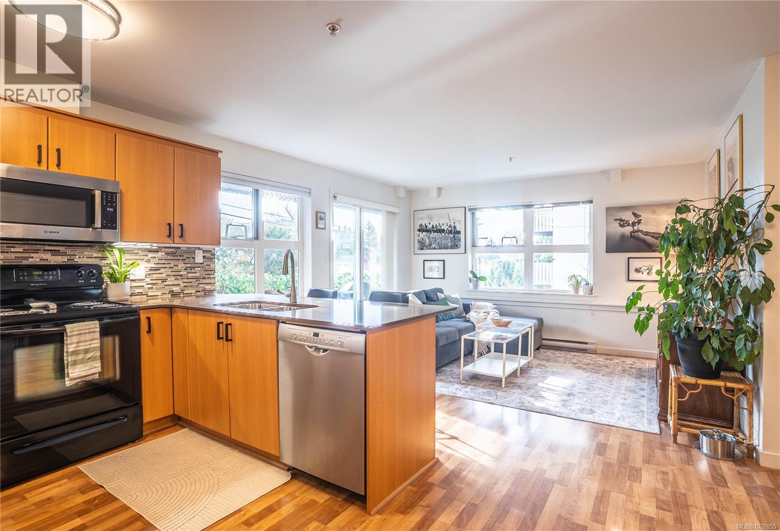 202 2940 Harriet Road, Saanich