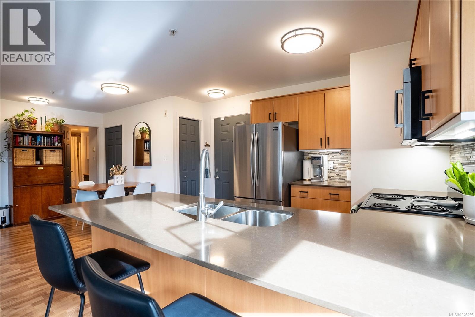 202 2940 Harriet Road, Saanich