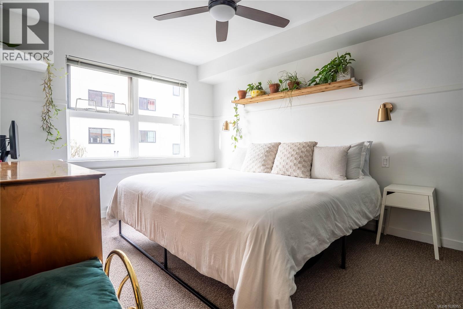 202 2940 Harriet Road, Saanich