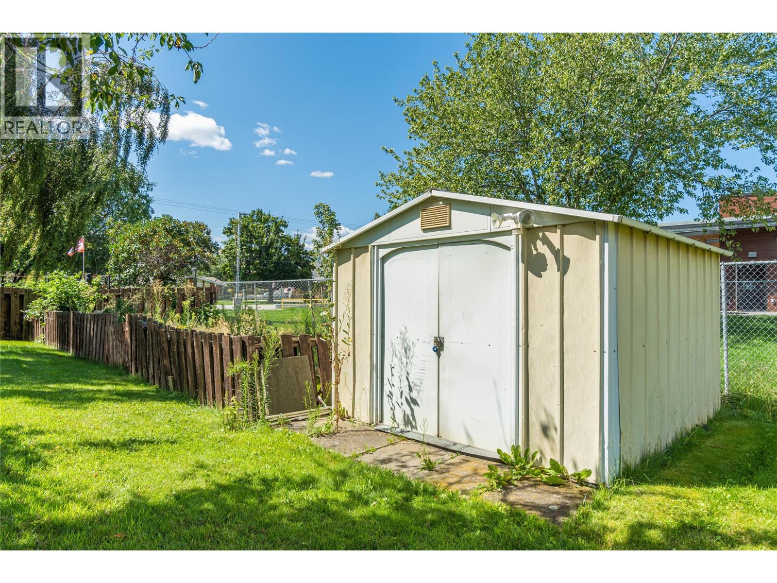1118 Chateau Street - 32