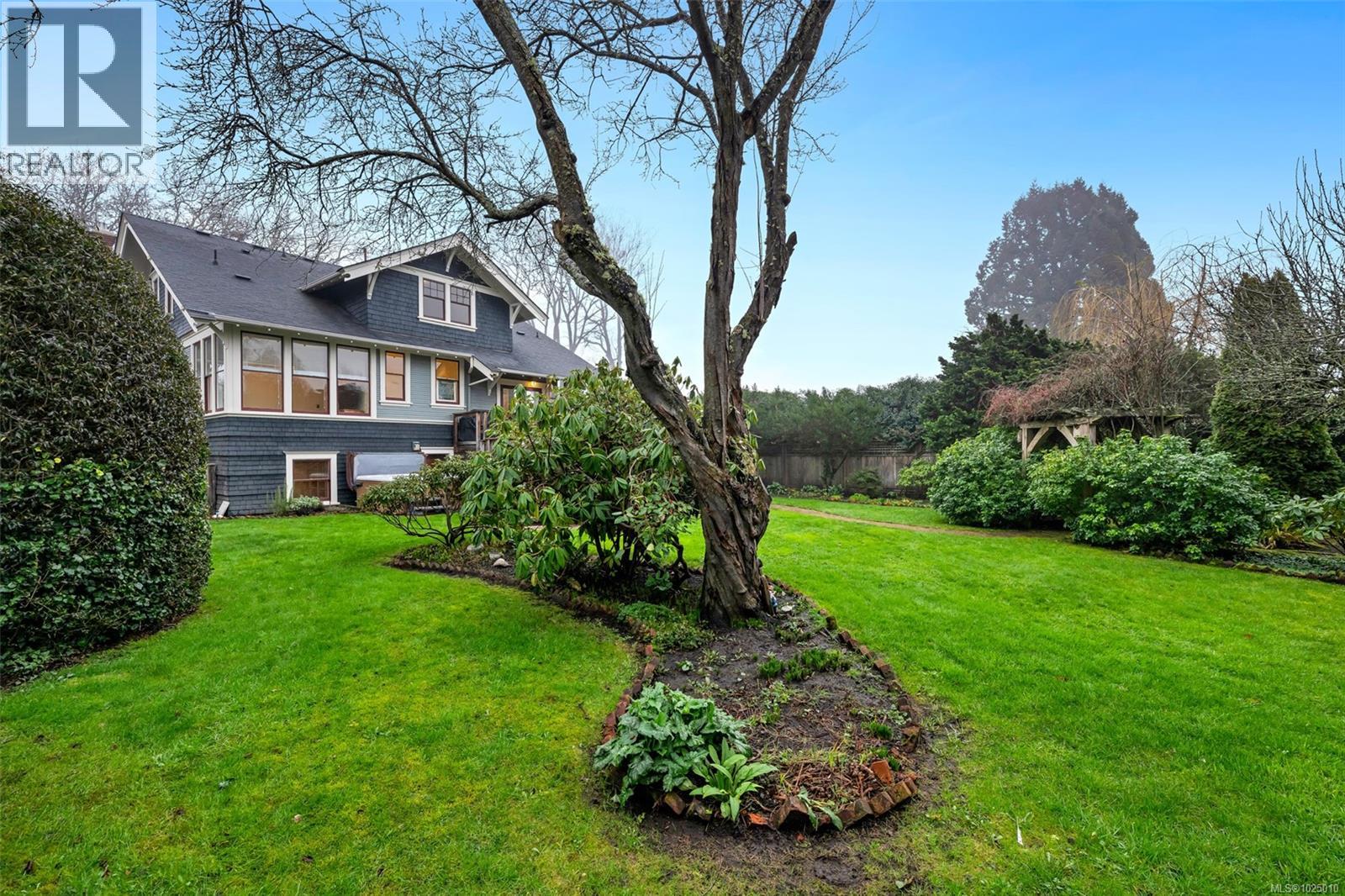 2753 Cavendish Ave, Oak Bay