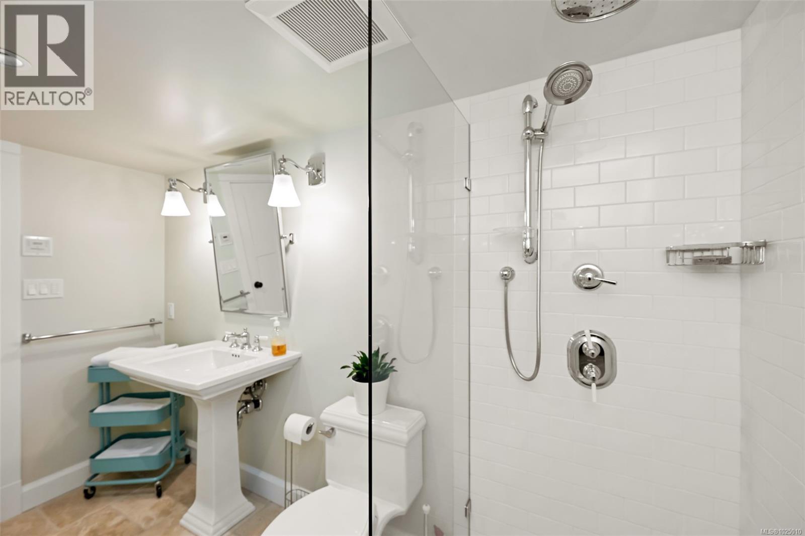 2753 Cavendish Ave, Oak Bay