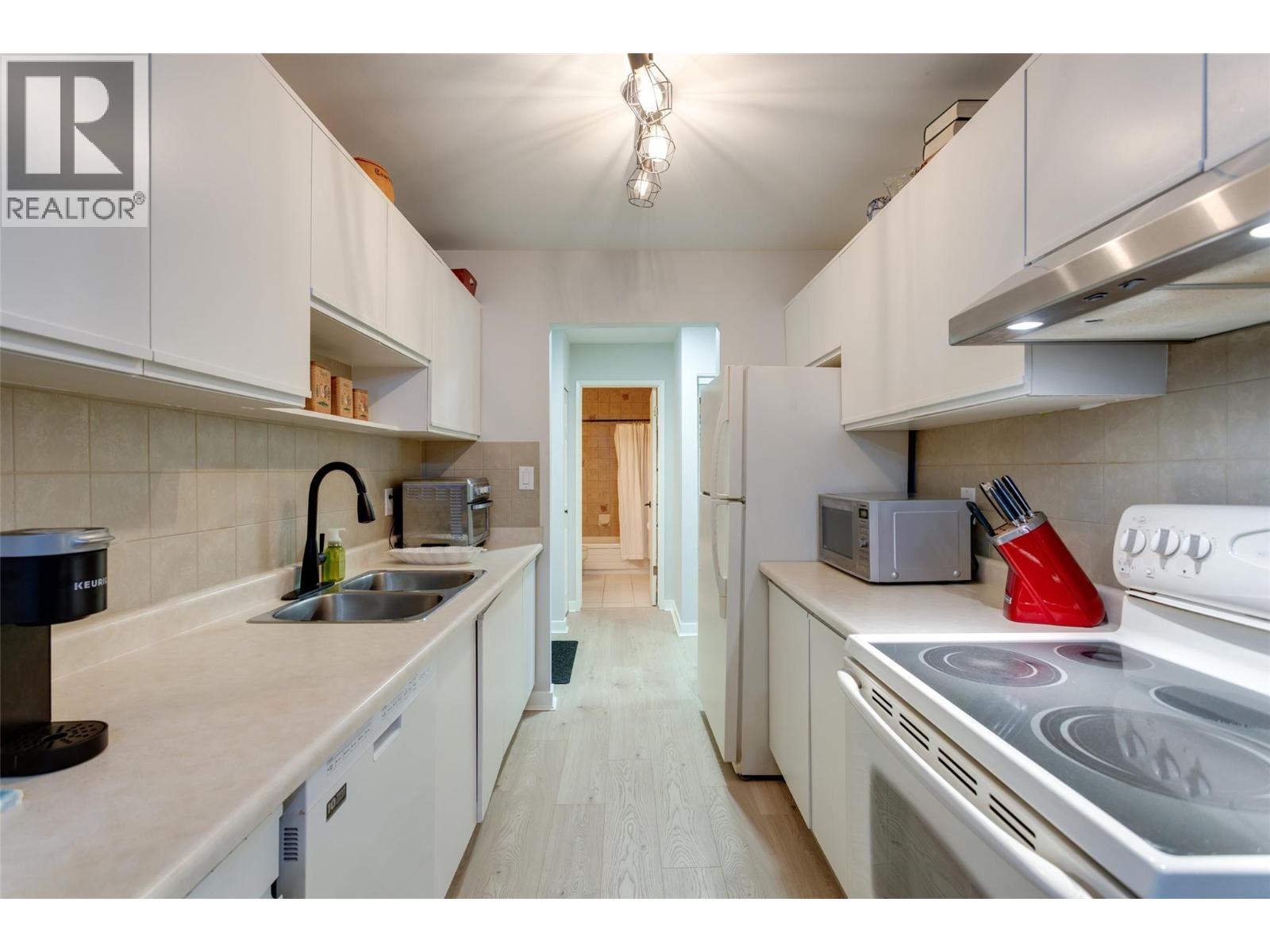 305 1056 Bernard Avenue, Kelowna