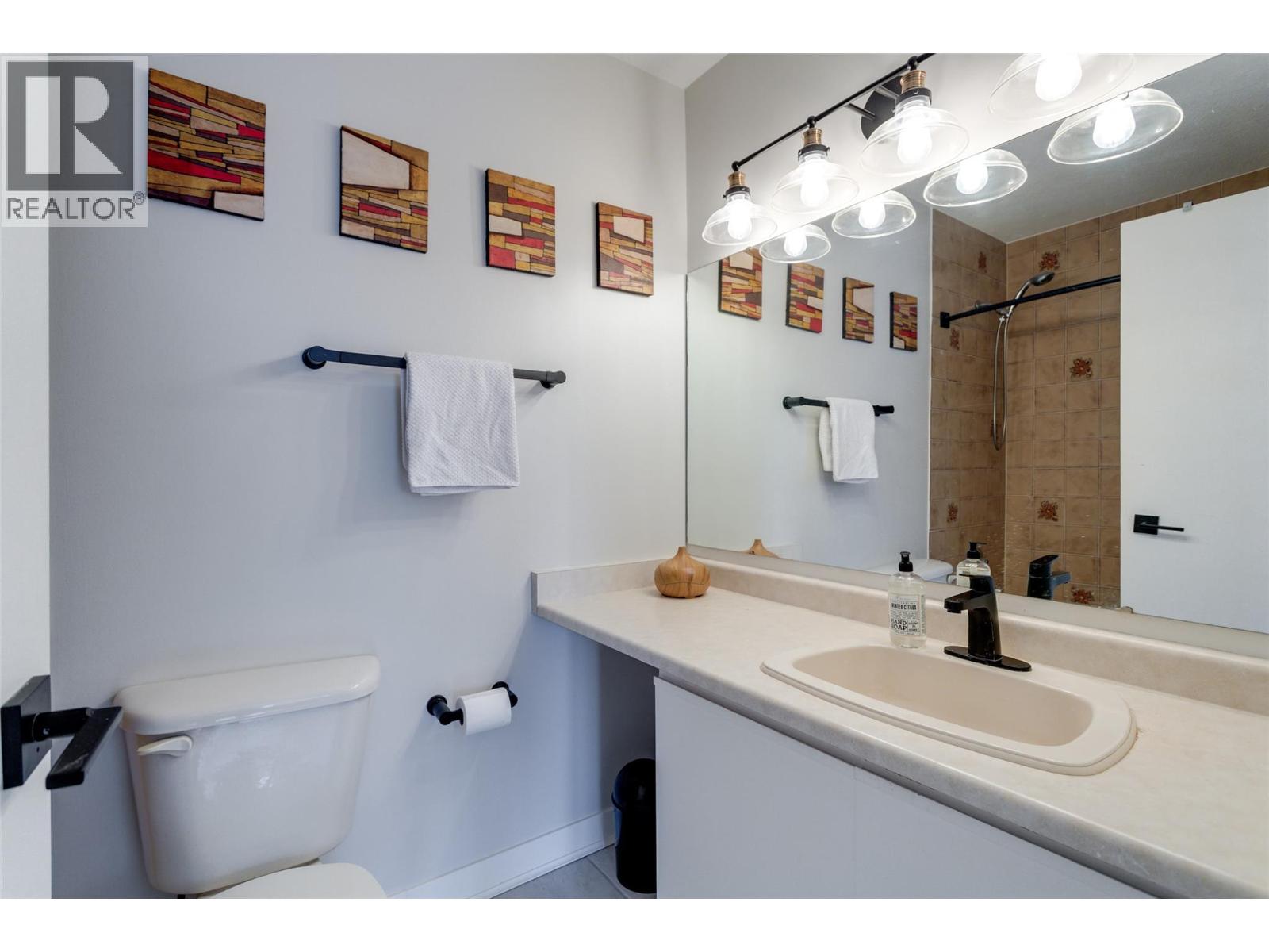 305 1056 Bernard Avenue, Kelowna